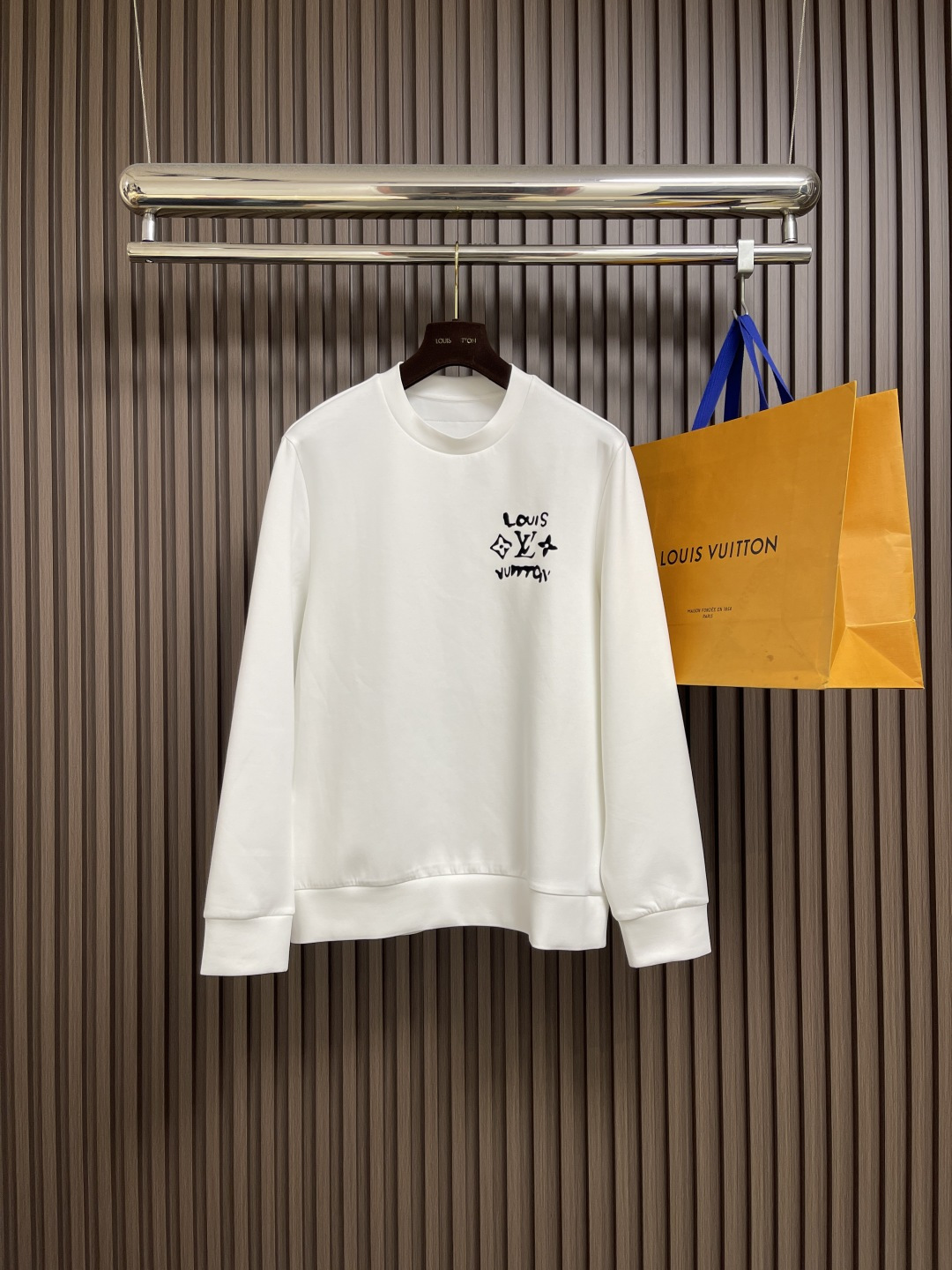 NO:548555,LV 2025FW early autumn graffiti logo logo round neck sweatshirt, logo logo is exquisitely upgraded, 420g double-strand large terry fabric with same tank dyeing fabric feels very comfortable, fashionable and unique, super versatile and beautiful sweatshirts, very suitable for both men and women, the tag collar mark is full of three marks. Size M-3XL,,louis vuitton,hoodie,sweatshirts,alexander wang19860909LV 2025FW早秋涂鸦logo标识圆领卫衣,logo 标识精致升级,420克双股大毛圈面料同缸染面料手感非常舒服,时尚又个性超级百搭好看的一款卫衣,男女都非常合适人手必备款,吊牌领标水洗麦三标齐全.尺码M-3XL,,louis vuitton,hoodie,sweatshirts,alexander wang,Men's clothing