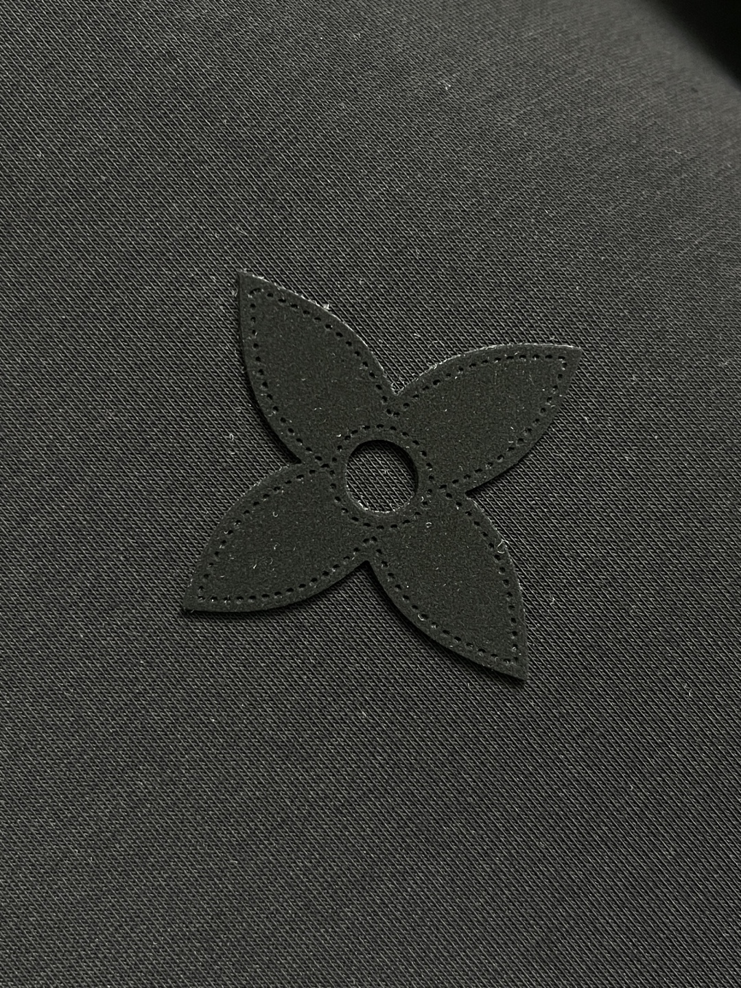 🛒🛒LV 立体logo标识圆领长袖卫衣，胸前标识logo图案设计！区别于以往的不同，宣示品牌传承多年的设