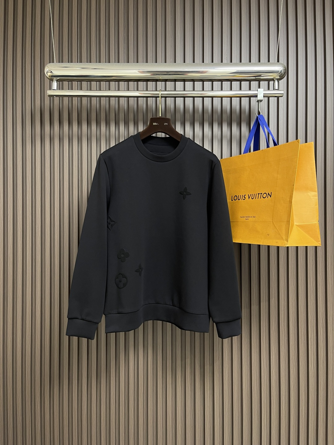 NO:540689,LV three-dimensional logo logo with round neck long-sleeved sweatshirt, and logo logo design on the chest!  Different from the past, it declares the design concept that has been passed down for many years in the brand!  Its eye-catchingness is no less than any classic style, perfectly presenting the fashionable, high-end and luxurious feeling in front of the world!  Made of imported cotton material, selected high-quality pure cotton fabrics, soft and soft to the touch, skin-friendly and delicate. Size M-3XL, louis vuitton, hoodie, sweatshirts, alexander wang19860909LV 立体logo标识圆领长袖卫衣,胸前标识logo图案设计！区别于以往的不同,宣示品牌传承多年的设计理念！其吸睛度完全不亚于任何经典款式,将时髦高级感与奢华感完美呈现在世人眼前！客供进口全棉材质制成,精选优质纯棉面料,触感软糯亲肤细腻.尺码M-3XL,,louis vuitton,hoodie,sweatshirts,alexander wang,Men's clothing