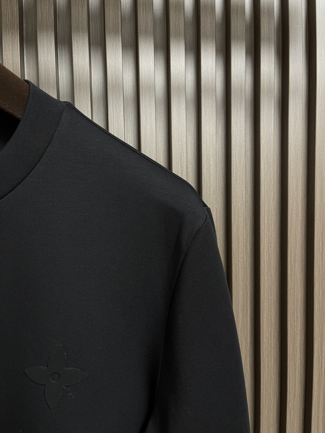 🛒🛒LV 立体logo标识圆领长袖卫衣，胸前标识logo图案设计！区别于以往的不同，宣示品牌传承多年的设