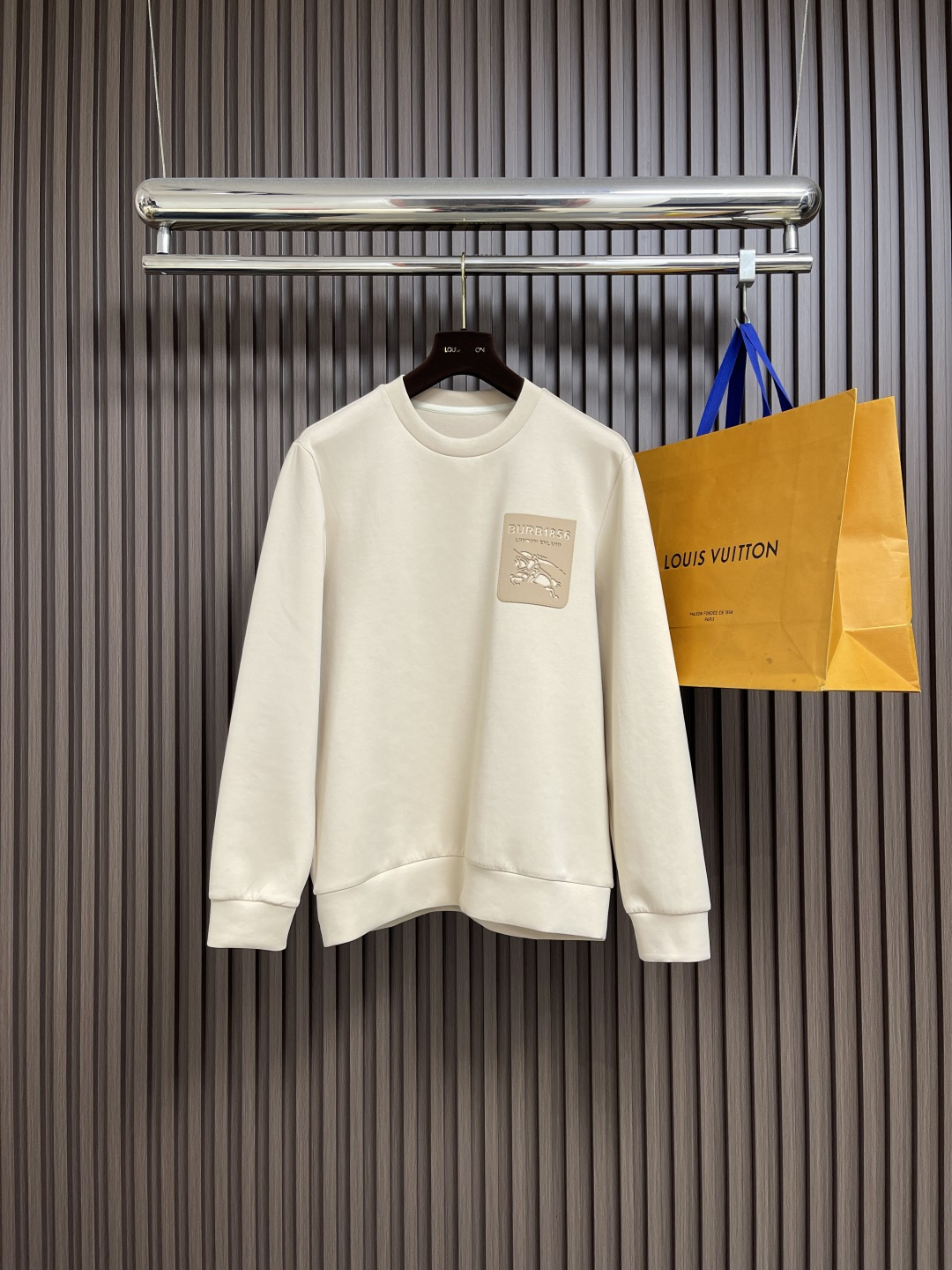 NO:540691,Burberry 2025SS new hollow war horse logo round neck sweatshirt, with a 26s double yarn and a 10s velvet yarn at the bottom. The ribbed part uses 21s double yarn, with a weight of 470g, showing its excellent texture. The fabric is a knitted fabric made of all cotton. After special processes such as brushing and wool wool, the surface forms a layer of delicate fluff, which is extremely soft to the touch. This fabric not only has outstanding breathability and moisture absorption, but also has antistatic functions, and has good elasticity to ensure the long-lasting and maintain the shape of the clothes. Size M-3XL, burberry, hoodie, sweatshirts, alexander wang19860909Burberry 2025SS新款镂空战马标识圆领卫衣,面料精选26s双纱与底10s绒纱面料,罗纹部分则采用21s双纱,重量达到470g,展现其卓越的质感,其面料为全棉制成的针织面料,经过拉绒、起毛等特殊工艺处理,表面形成一层细腻的绒毛,触感柔软至极,此面料不仅透气性和吸湿性出众,还具备抗静电功能,同时拥有良好的弹性,确保衣物形状持久保持.尺码M-3XL,,burberry,hoodie,sweatshirts,alexander wang,Men's clothing