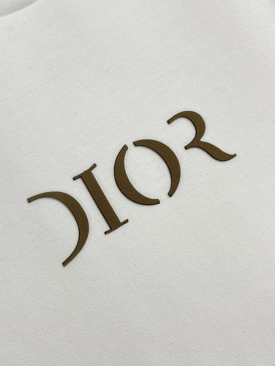 🛒🛒Dior 2025ss字母立体印花圆领卫衣，棉质起绒鱼鳞底面料、立体标志印花、圆领卫衣版型、罗纹底边