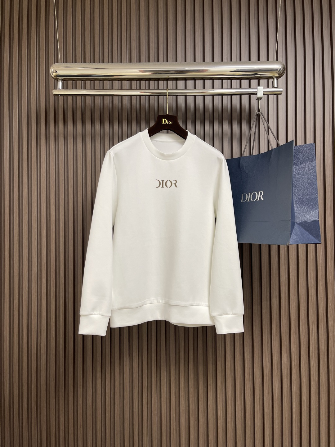 NO:540704,Dior 2025ss letters three-dimensional printed round-neck sweatshirt, cotton velvet fish scale bottom fabric, three-dimensional logo printing, round-neck sweatshirt style, ribbed bottom edge and cuffs, 32 double yarns on the surface + bottom is 10 yarn fish scale bottom fabric 450g; the loose shoulder-falling style presents an elegant and fashionable feeling. Size M-3XL, dior, hoodie, sweatshirts, alexander wang19860909Dior 2025ss字母立体印花圆领卫衣,棉质起绒鱼鳞底面料、立体标志印花、圆领卫衣版型、罗纹底边和袖口、面32支双纱＋底是10支纱鱼鳞底面料450g；落肩宽松版型呈现出一种优雅、时尚的感觉.尺码M-3XL,,dior,hoodie,sweatshirts,alexander wang,Men's clothing