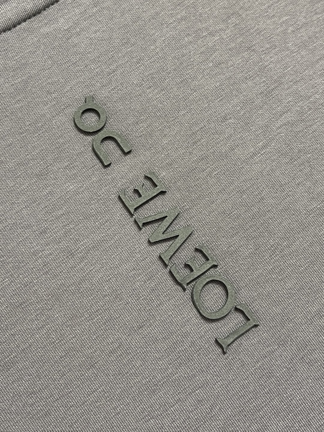 🛒🛒loewe 2025ss昂跑联名秋冬新款圆领卫衣．os版型不挑人．双层工艺结合．色彩及立体感表现出色