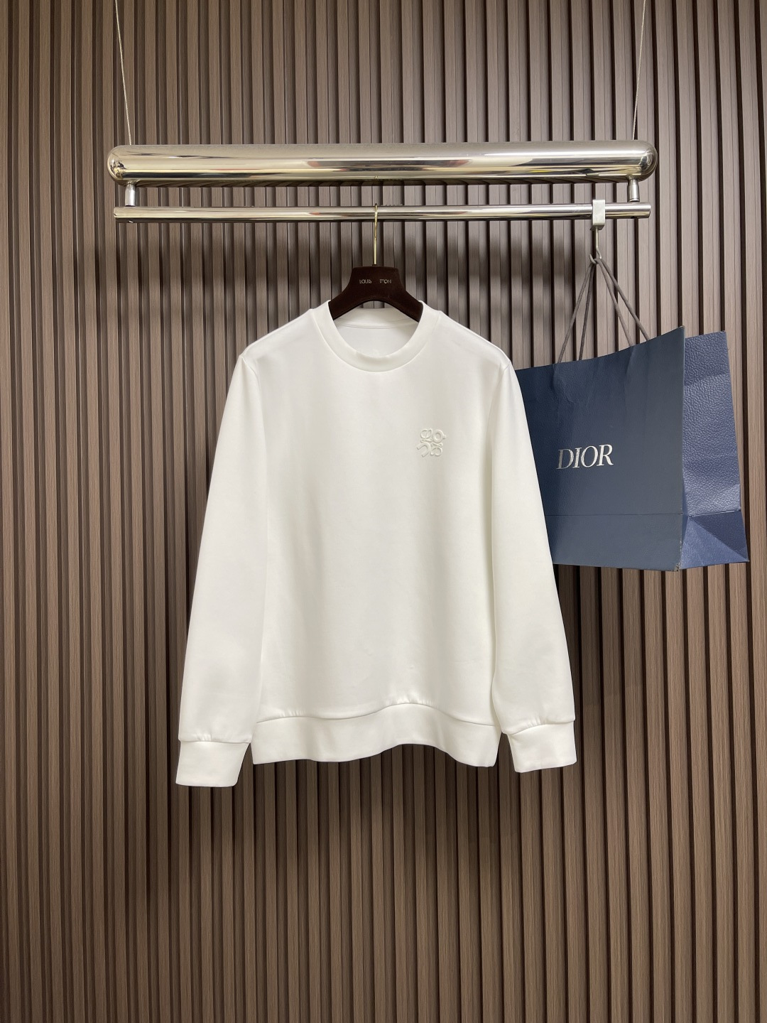 NO:540705,loewe 2025ss Ang Pao joint autumn and winter new round-neck sweatshirt.  Os style is not picky.  Combination of double-layer process.  Excellent color and three-dimensionality!  Customized 380g sweatshirt cotton fabric, excellent comfort, and handsome upper body. Size M-3XL, loewe, hoodie, sweatshirts, alexander wang19860909loewe 2025ss昂跑联名秋冬新款圆领卫衣．os版型不挑人．双层工艺结合．色彩及立体感表现出色！订制380g卫衣棉面料,舒适度极佳,上身帅气十足 尺码M-3XL,,loewe,hoodie,sweatshirts,alexander wang,Men's clothing