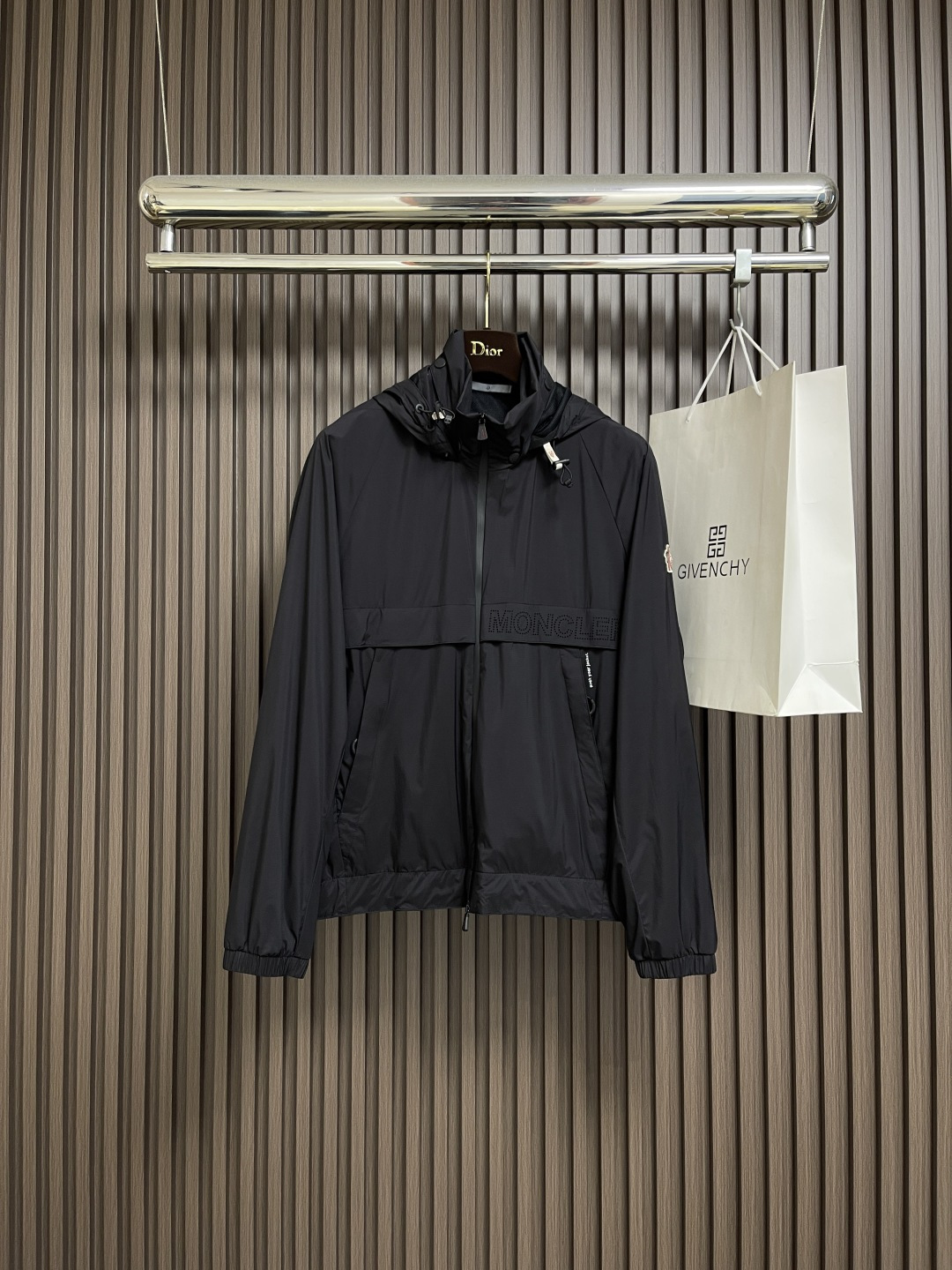 NO:550380,Moncler 2025ss autumn and winter new men's casual hooded jacket jacket. Wearing a simple and capable casual jacket, instantly returning to fashionable and domineering, and full of vitality. Zipper design and fabrics all need to be customized, full of luxury. The slim tailoring reflects our perfect body shape and can be easily controlled no matter how fat or thin it is. Super versatile style, not picky about body shape, suitable for wearing different age groups. Size 1-2-3-4-5,, jackets & coats, jackets & coats, hats, alexander wang19860909Moncler 2025ss秋冬新款男士休闲连帽夹克外套.穿上简约干练的休闲外套,瞬间重回时髦霸气,又是活力满满的状态.拉链设计,面料全部需要定制,奢华感十足.修身的剪裁体现出我们完美的体型无论胖瘦都可以轻松驾驭.超百搭款式,不挑身材的款,适合不同年龄段穿着.尺码1-2-3-4-5,,jackets & coats,jackets & coats,hats,alexander wang,Men's clothing