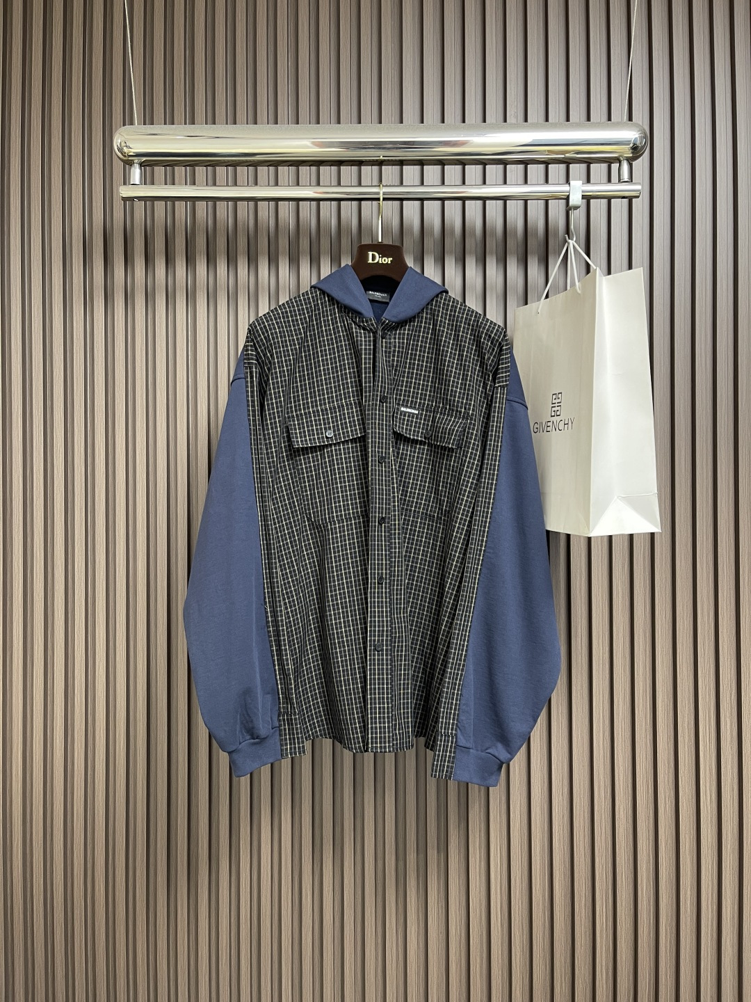 NO:546876,Balenciaga   2025ss plaid patchwork hooded jacket, made of high-quality blended fabrics. The plaid pattern and solid color fabrics are spliced through precision tailoring, showing the brand's iconic deconstructed aesthetics. There are functional patch pockets on the chest and a curved hem design.  It continues the brand's unique silhouette language. The hooded design uses double-layer reinforcement technology to ensure durability and stiffness. The interior is fully lined, and the seams are hemmed to improve wearing comfort. The regular-fit tailoring retains a casual feel.  Without losing sophistication, it is suitable for daily wear in various occasions. The placket adopts a hidden snap closure system with reinforced stitching technology. The cuffs are designed with elastic cuffs to ensure windproof and warm performance. As a series of items, this piece continues Balenciaga's consistent avant-garde design style, perfectly integrating practical functions with fashion elements. Every detail has been strictly quality controlled to ensure that the ready-made garments meet high standards. Sizes 1-2-3-4,,balenciaga,jackets   & coats,jackets & coats,hats,alexander wang19860909Balenciaga 2025ss格纹拼接连帽夹克外套,采用高品质混纺面料制成,格纹图案与纯色面料通过精密剪裁工艺拼接,呈现出品牌标志性的解构美学.前胸设有功能性贴袋,弧形下摆设计延续了品牌独特的廓形语言.连帽设计采用双层加固工艺,确保耐用性与挺括感.内部采用全里衬工艺,接缝处均经过包边处理,提升穿着舒适度.常规版型的剪裁既保留了休闲感又不失精致度,适合日常多种场合穿着.门襟采用隐藏式按扣闭合系统,搭配加固缝线工艺.袖口采用弹性收口设计,确保防风保暖性能.作为系列单品,这件延续了Balenciaga一贯的前卫设计风格,将实用功能与时尚元素完美融合.每处细节都经过严格品控,确保成衣达到高标准.尺码1-2-3-4,,balenciaga,jackets & coats,jackets & coats,hats,alexander wang,Men's clothing