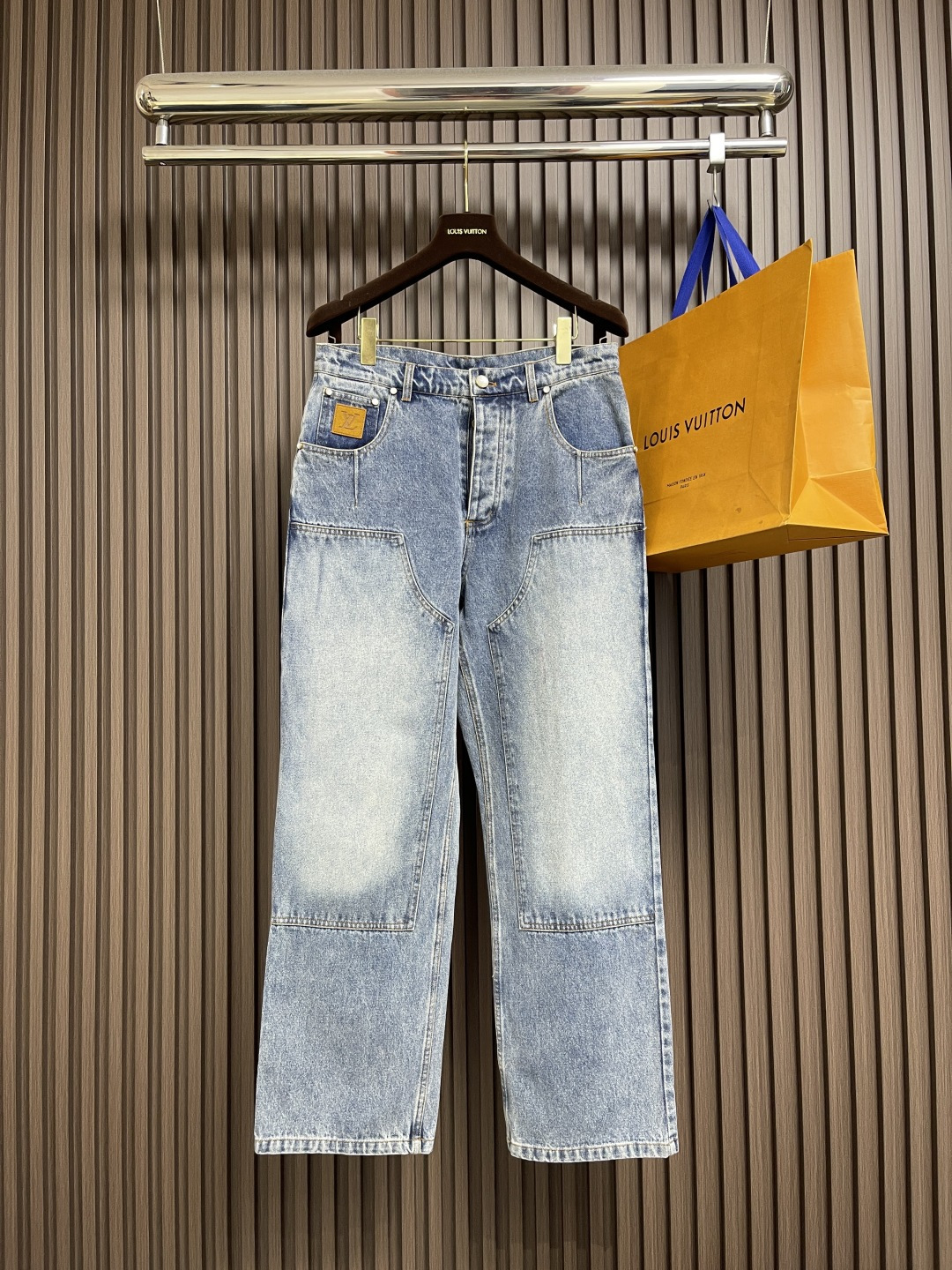 NO:546916,LV 2025ss new jeans, simple skateboard pants silhouette, nubonic leather, patchwork and Mini Der tags are divided into ticket bags and rear, pearlescent rivets and rear Der tags to improve details. This model is dyed with ready-to-wear to create a washing retro effect, and then declares the workwear style with splicing structure and hammer fixing rings. Monogram embroidery embellishes the sides and left patch pockets, pearlescent buttons and rivets to improve details. The front of the tooling style cotton pants legs presents splicing structure, hammer fixing ring pearlescent buttons and rivets, and the left pocket of the pocket presents an embroidery logo. Size S-XL,,louis vuitton, jeans, alexander wang19860909LV 2025ss新款牛仔裤,简约滑板裤廓形,正绒面革,贴饰与 Mini Der 标签分饰票袋和后部,珠光铆钉和后部 Der 标签完善细节.本款通过成衣染色处理,营造水洗复古效果,再以拼接结构和锤子固定环宣示工装风格,Monogram刺绣点缀两侧和左贴袋,珠光纽扣和铆钉完善细节.工装版型棉裤腿正面呈现拼接结构 锤子固定环珠光纽扣和铆钉 口袋左侧口袋呈现刺绣标识.尺码S-XL,,louis vuitton,jeans,alexander wang,Men's clothing