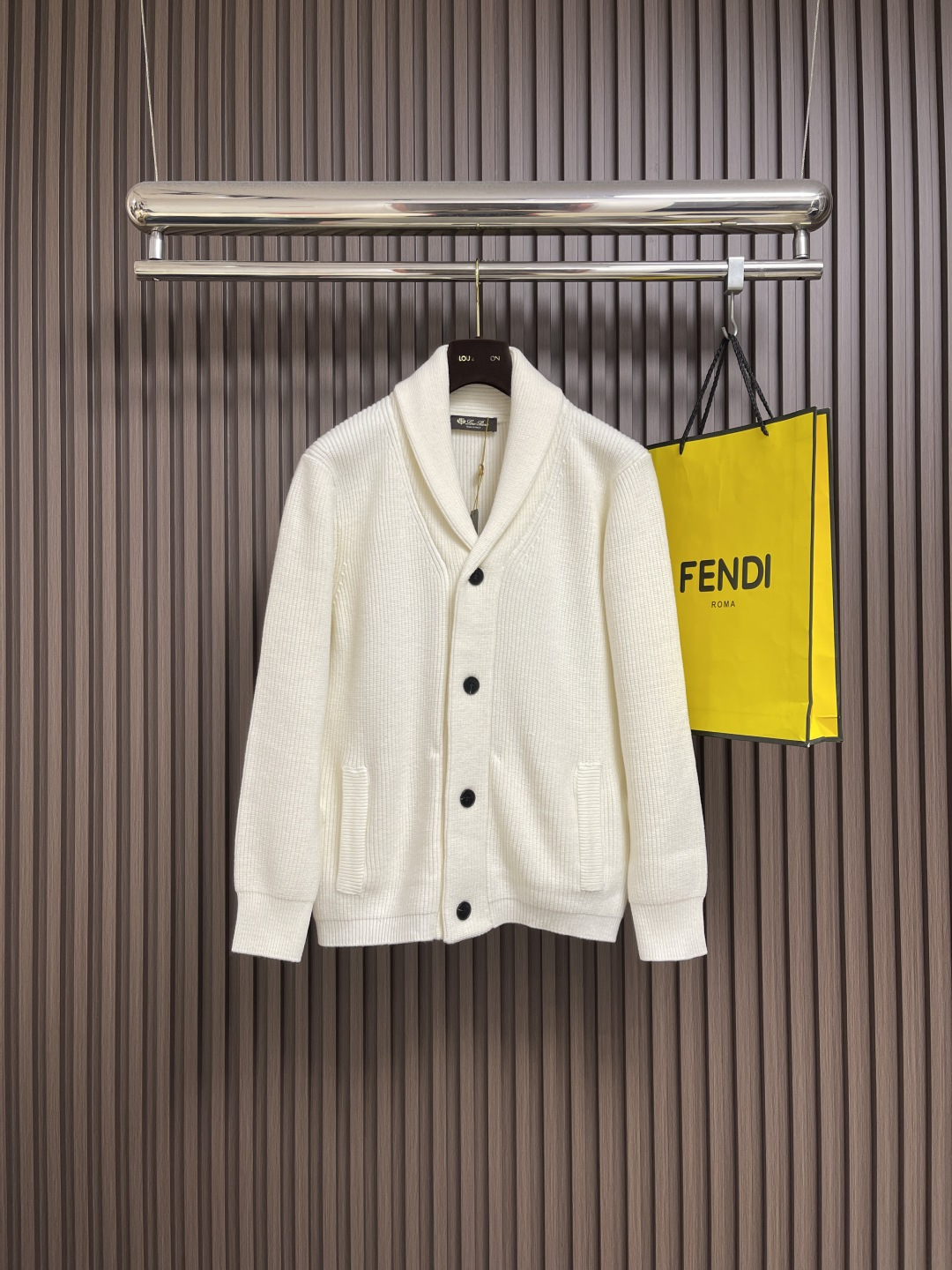 NO:550364,LP Loro Piano2025SS new autumn and winter knitted V-neck cardigan sweater has a classic design and great appearance, and the quality is impeccable. Quality control can be purchased directly. It is a high-end product that cannot be faulted! You can feel its powerful aura through the detailed pictures. It has a remarkable effect of gathering heat and keeping warm, so you don’t have to worry about getting a little chilly! Both fashionable and functional, the whole style looks more luxurious! Size 48-54,,loro piana,loro piana,sweaters,alexander wang19860909LP Loro Piano2025SS秋冬新款针织V领开衫毛衣 经典设计感与颜值爆棚,品质更是无法挑剔品控可以直接入手,不容过错的高端臻品！通过细节图片便可感受到它强悍的气场,聚温保暖效果显著,完全不用担心会有一点寒意！时尚与功能性兼备,整款显得更加的奢华大气！尺码48-54,,loro piana,loro piana,sweaters,alexander wang,Men's clothing