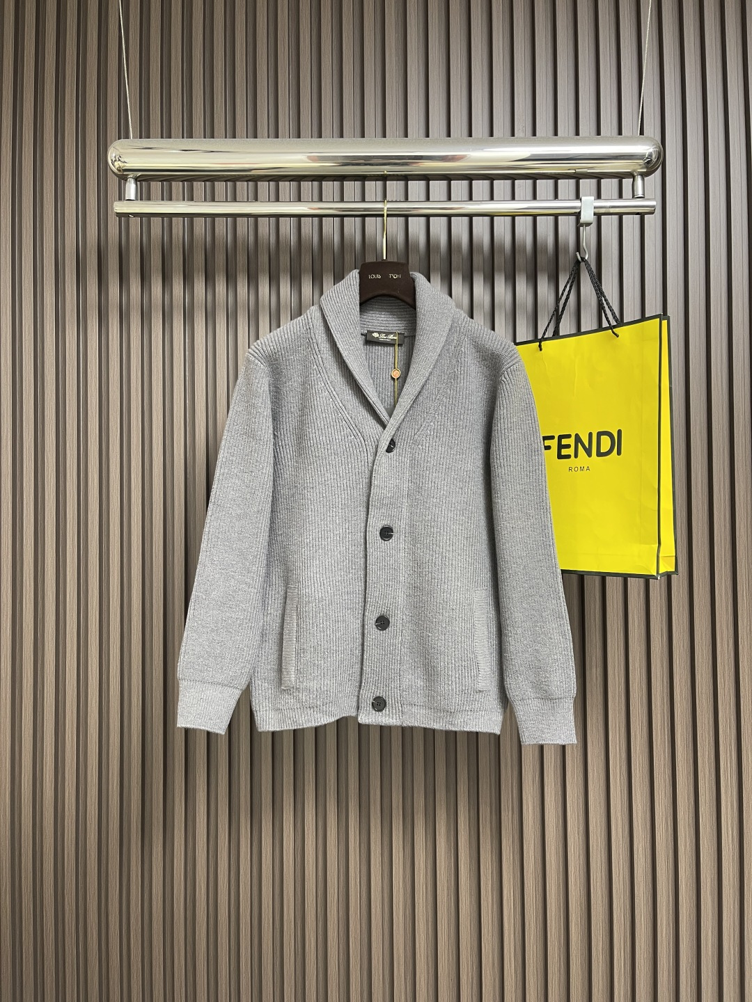 NO:660937,LP Loro Piano2025SS new autumn and winter knitted V-neck cardigan sweater has a classic design and great appearance. The quality is impeccable and the quality control can be purchased directly. It is a high-end product that cannot be faulted! You can feel its powerful aura through the detailed pictures. It has a remarkable effect of gathering heat and keeping warm, so you don’t have to worry about getting a little chilly! Both fashionable and functional, the whole style looks more luxurious! Size 48-54,,loro piana,loro piana,sweaters, 19860909LP Loro Piano2025SS秋冬新款针织V领开衫毛衣 经典设计感与颜值爆棚,品质更是无法挑剔品控可以直接入手,不容过错的高端臻品！通过细节图片便可感受到它强悍的气场,聚温保暖效果显著,完全不用担心会有一点寒意！时尚与功能性兼备,整款显得更加的奢华大气！尺码48-54,,loro piana,loro piana,sweaters, ,Men's clothing