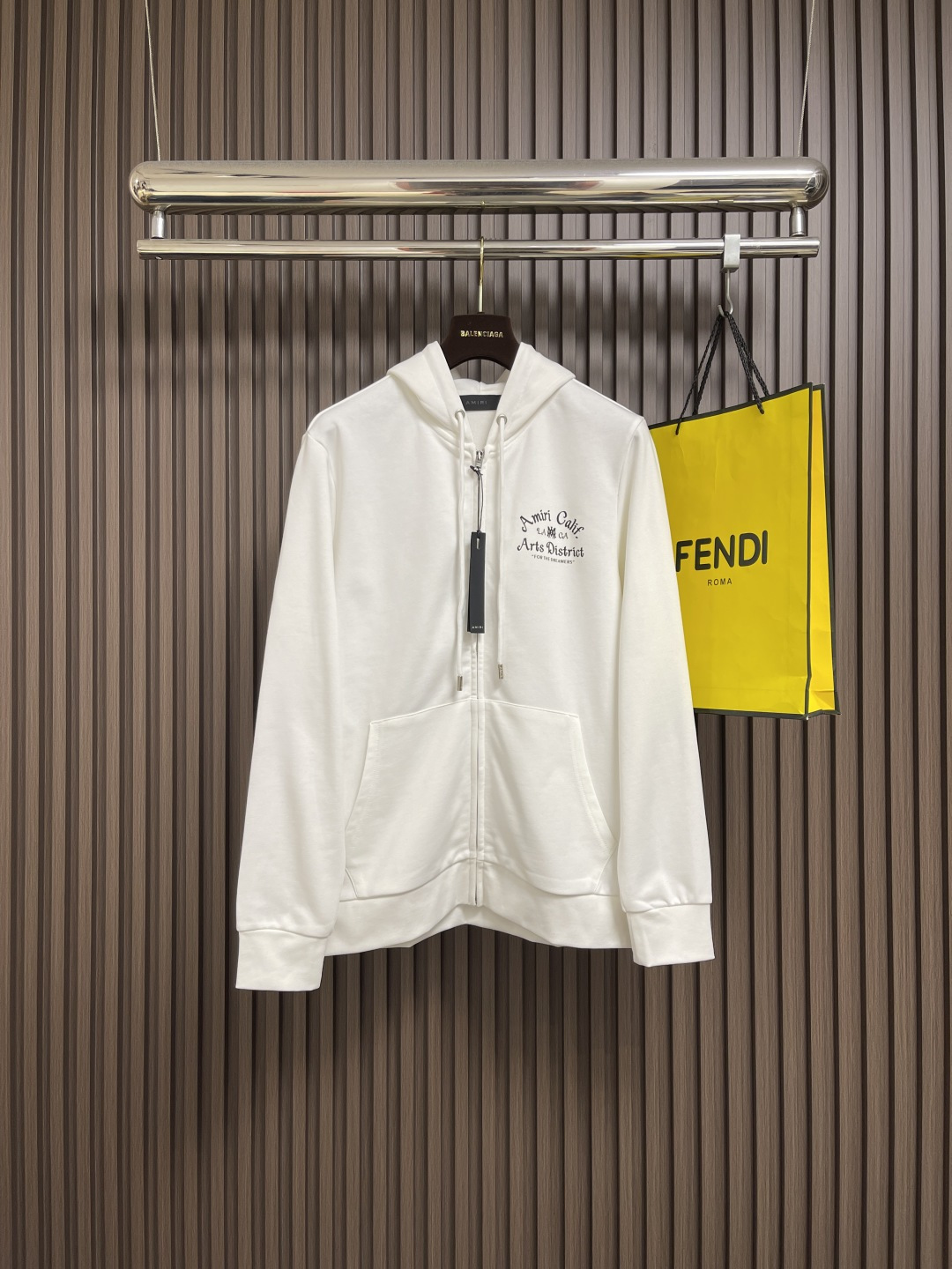 NO:546982,AMIRI hand-painted logo logo doodle printed hooded zipper sweatshirt. As the leading brand of VTG style, this sweatshirt is printed with a very vintage graffiti logo. The fabric is made of high-string cotton 230g plush light wool treatment and washed and set to make the fabric soft and three-dimensional. Size M-3XL M bust 112 shoulder width 44 garment length 69 sleeve length 64 L bust 116 shoulder width 46 length 71 sleeve length 65 XL bust 120 shoulder width 48 length 73 sleeve length 66 2XL bust 124 shoulder width 50 length 75 sleeve length 67 3XL bust 128 shoulder width 52 length 77 sleeve length 68,,amiri,hoodie,sweatshirts,hats,alexander wang19860909AMIRI 手绘logo标识涂鸦印花连帽拉链卫衣. 作为vtg风格的领头品牌,这款卫衣印着极具古着风格的涂鸦标识,面料采用高支全棉230克毛绒轻拉毛处理后水洗定型使面料柔软而有立体感.尺码M-3XL M码 胸围112 肩宽44 衣长69 袖长64 L码 胸围116 肩宽46 衣长71 袖长65 XL码胸围120 肩宽48 衣长73 袖长66 2XL码 胸围124肩宽50 衣长75 袖长67 3XL码 胸围128 肩宽52 衣长77袖长68,,amiri,hoodie,sweatshirts,hats,alexander wang,Men's clothing