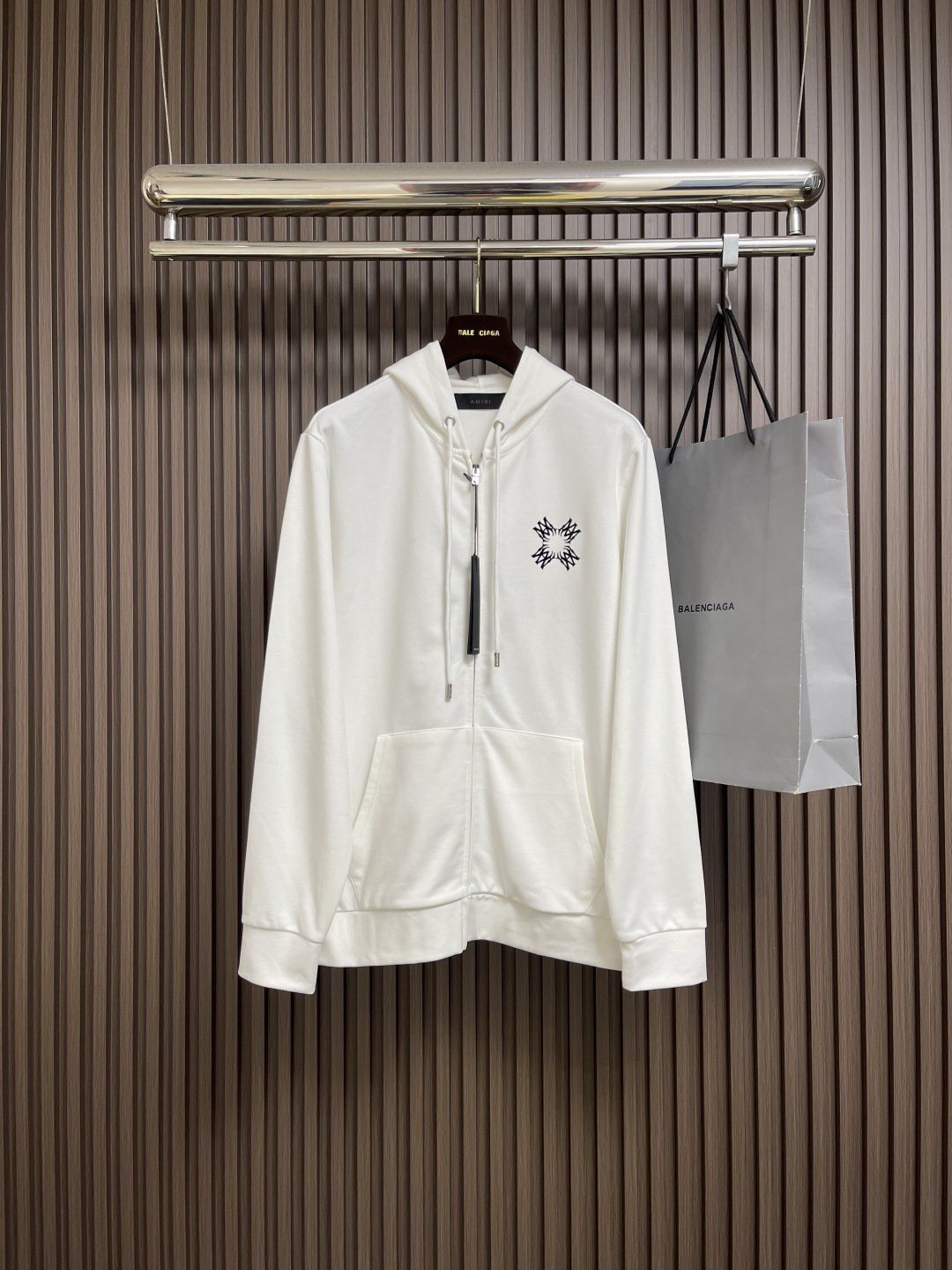 NO:546928,AMIRI 2025SS Autumn and Winter New Front and Back Logo Printed Hoodie Sweater. As the leading brand of VTG style, this sweater has a very vintage letter logo printed on the left front and the rear of the sweater. The fabric is made of high-string cotton 230g plush light wool treatment and washed and set to make the fabric soft and three-dimensional. Size M-3XL M size bust 112 shoulder width 44 garment length 69 sleeve length 64 L size bust 116 shoulder width 46 length 71 sleeve length 65 XL size bust 120 shoulder width 48 length 73 sleeve length 66 2XL size bust 124 shoulder width 50 length 75 sleeve length 67 3XL size bust 128 shoulder width 52  Clothes 77 sleeves 68, amiri, hoodie, sweatshirts, hats, alexander wang19860909AMIRI 2025SS秋冬新款前后logo印花连帽卫衣. 作为vtg风格的领头品牌,这款卫衣左前方和正后方分别印着极具古着风格的字母logo标识,面料采用高支全棉230克毛绒轻拉毛处理后水洗定型使面料柔软而有立体感.尺码M-3XL M码 胸围112 肩宽44 衣长69 袖长64 L码 胸围116 肩宽46 衣长71 袖长65 XL码胸围120 肩宽48 衣长73 袖长66 2XL码 胸围124肩宽50 衣长75 袖长67 3XL码 胸围128 肩宽52 衣长77袖长68,,amiri,hoodie,sweatshirts,hats,alexander wang,Men's clothing