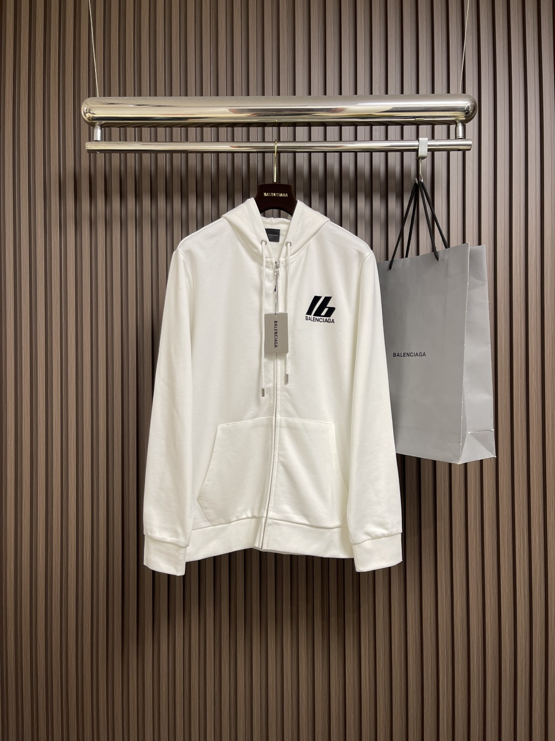 NO:548524,BALENCIAGA logo printed zipper hooded sweatshirt, fixed woven 420G heavy fish scale terry fabric fleece treatment, plaid dyed and matched with ribs, front and back thick elliptical machine screen printing Printing proofing test 6 version Determine the film size Elliptical machine positioning screen printing Thick plate glue has no color difference, ready-to-wear washing grinding wheel grinding damage details, the inner pocket design has not been ignored; the pattern has not changed any changes os Extra-wide cut, the materials are very solid and the colorless color difference is truly achieved. The thickness of the film and the size are completely consistent. Size M-3XL M size bust 112 Shoulder width 44 Sleeves 69 Sleeves 64 Sleeves 64 Sleeves 116 Sleeves 46 Sleeves 71 Sleeves 65 XL size bust 120 Sleeves 48 Sleeves 73 Sleeves 66  2XL size bust 124 shoulder width 50 clothes length 75 sleeve length 67 3XL size bust 128 shoulder width 52 clothes length 77 sleeve length 68, balenciaga,balenciaga,hoodie,sweatshirts,hats,alexander wang19860909BALENCIAGA 巴黎世家logo标识印花拉链连帽卫衣,定织420G重磅鱼鳞毛圈面料抓绒处理,订染并配套罗纹,前后幅厚版椭圆机丝网印花 印花打样测试6版 确定菲林尺寸 椭圆机定位丝网印花 厚版胶浆无色差,成衣水洗砂轮打磨破坏细节,内里真口袋设计并未忽略； 版型没有任何改动 os 超大廓形剪裁,用料非常扎实并真正做到无色光色差 厚版的菲林及尺寸对比完全一致.尺码M-3XL M码 胸围112 肩宽44 衣长69 袖长64 L码 胸围116 肩宽46 衣长71 袖长65 XL码胸围120 肩宽48 衣长73 袖长66 2XL码 胸围124肩宽50 衣长75 袖长67 3XL码 胸围128 肩宽52 衣长77袖长68,,balenciaga,balenciaga,hoodie,sweatshirts,hats,alexander wang,Men's clothing