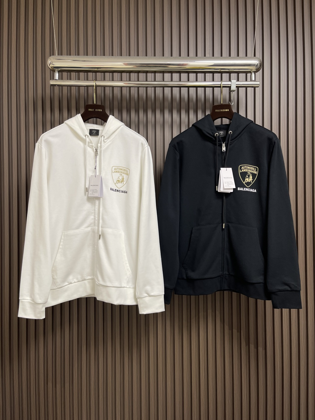 🛒🛒Balenciaga 兰博基尼联名logo标识印花拉链连帽卫衣，配置了高支数翻绒面料面料，卫衣面料高