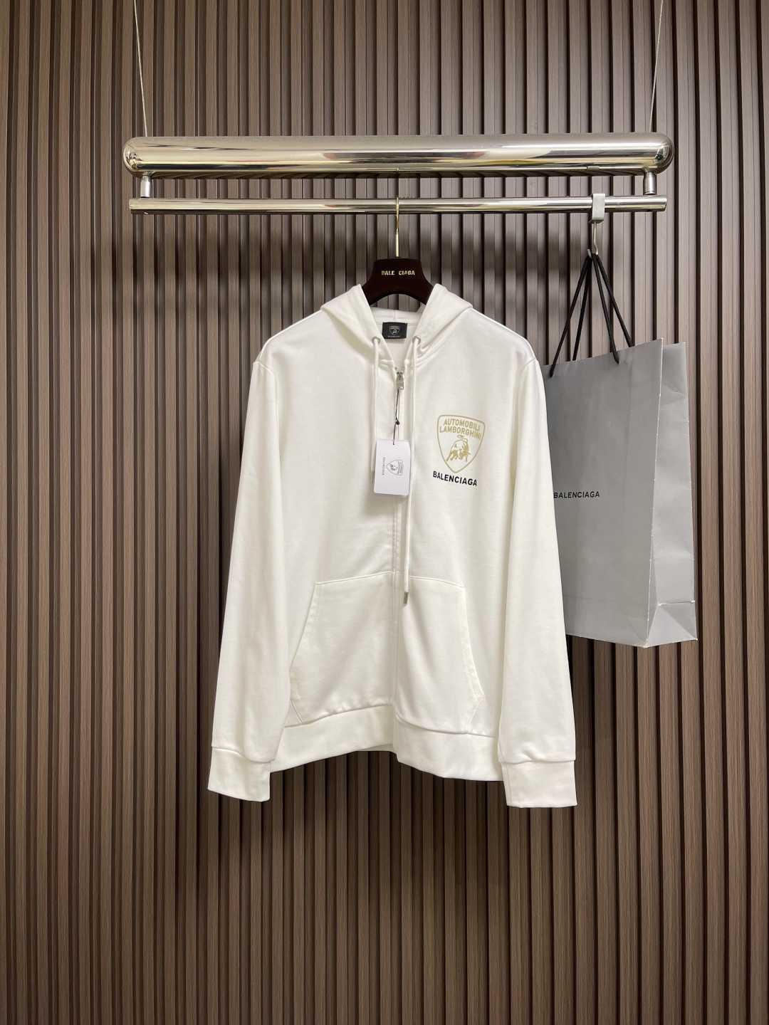 NO:548528,Balenciaga Lamborghini joint logo printed zipper hooded sweatshirt is equipped with high-volume velvet fabric fabric. The sweatshirt fabric is as high as 430 grams, with a full sense of weight. The high-density fabric feels clearly visible. Softness and comfort are the basics, and the merger of breathability and warmth is the surprise!  It will not be stuffy and can also protect against wind. The real cost of squirting cloth will allow you to see and feel the comfortable experience of your upper body!  The overall touch is extremely comfortable and the skin-friendly effect is excellent. The OV style is also a perfect outfit, perfectly meeting the needs of various outfit occasions. It is extremely extraordinary, the grade and charm are extremely outstanding and eye-catching, and can better demonstrate the brand specifications and your pursuit of fashion!  ! Size M-3XL M Bust 112 Shoulder width 44 Clothes length 69 Sleeve length 64 L Bust 116 Shoulder width 46 Clothes length 71 Sleeve length 65 XL Bust 120 Shoulder width 48 Clothes length 73 Sleeve length 66 2XL Bust 124 Shoulder width 50 Clothes length 75 Sleeve length 67 3XL Bust 128 Shoulder width 52 Clothes length 77 Sleeve length 68,,balenciaga,hoodie,sweatshirts,hats,alexander wang19860909Balenciaga 兰博基尼联名logo标识印花拉链连帽卫衣,配置了高支数翻绒面料面料,卫衣面料高达430克,份量感十足,高密度的面料肌里感清晰可见,柔软舒适是基本,透气度和保暖度兼并才是惊喜！不会闷热也能够防风.卫衣布真正的成本投入,让你看得见,上身感受得到的舒适体验哦！整体的触感极为舒适,亲肤效果也是极佳.OV版型方面也是完美穿搭效果,完美的符合各种穿搭场合的所需.极为非凡,档次与魅力更是极为的出色亮眼,更能够彰显品牌规格与你对于时尚的追求！! 尺码M-3XL M码 胸围112 肩宽44 衣长69 袖长64 L码 胸围116 肩宽46 衣长71 袖长65 XL码胸围120 肩宽48 衣长73 袖长66 2XL码 胸围124肩宽50 衣长75 袖长67 3XL码 胸围128 肩宽52 衣长77袖长68,,balenciaga,hoodie,sweatshirts,hats,alexander wang,Men's clothing