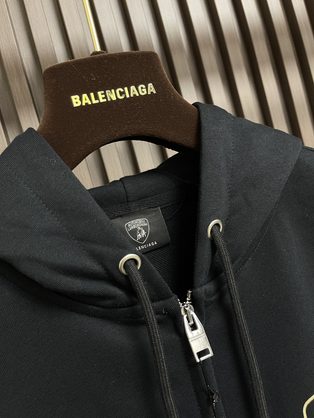 🛒🛒Balenciaga 兰博基尼联名logo标识印花拉链连帽卫衣，配置了高支数翻绒面料面料，卫衣面料高