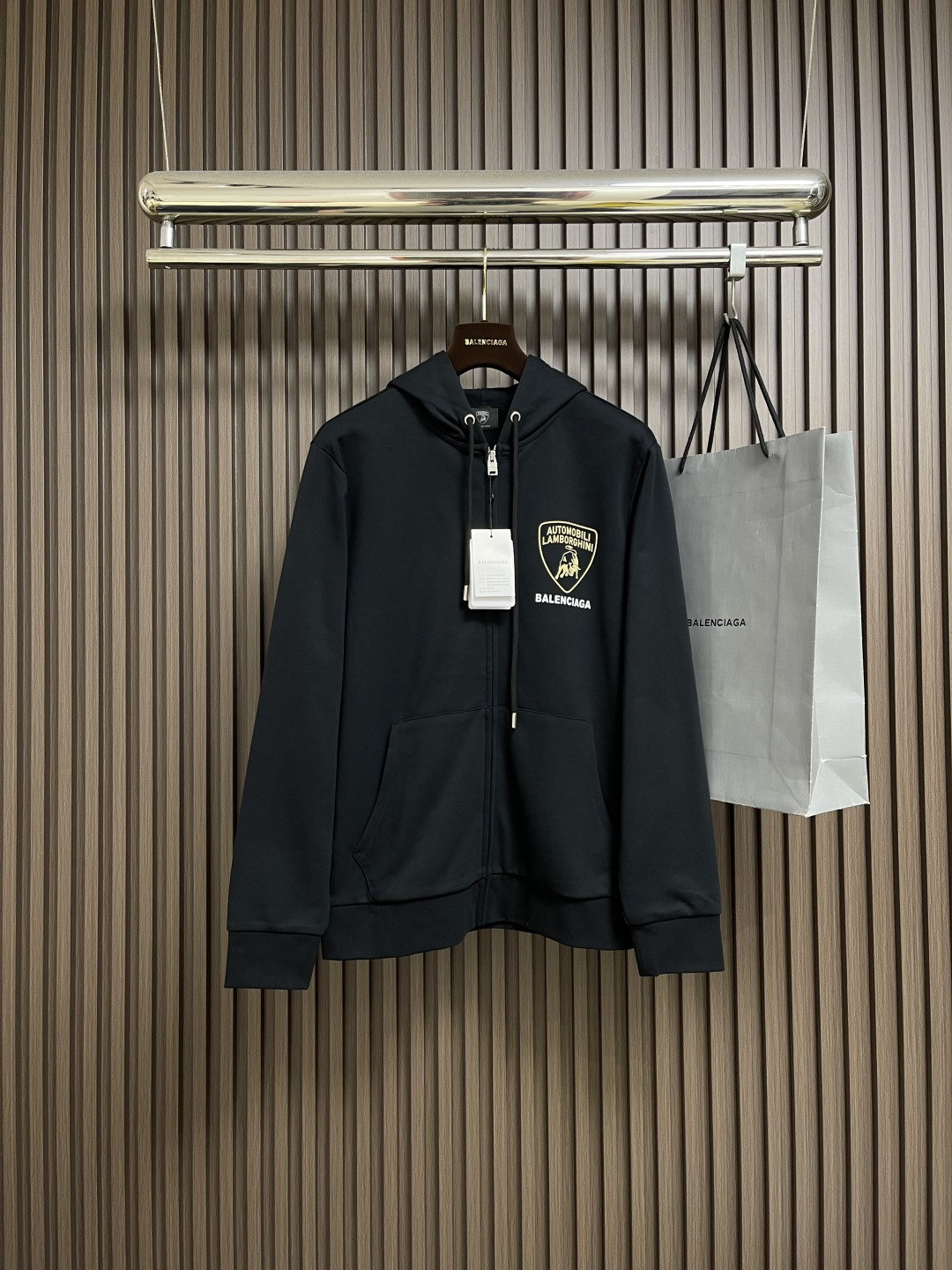 🛒🛒Balenciaga 兰博基尼联名logo标识印花拉链连帽卫衣，配置了高支数翻绒面料面料，卫衣面料高