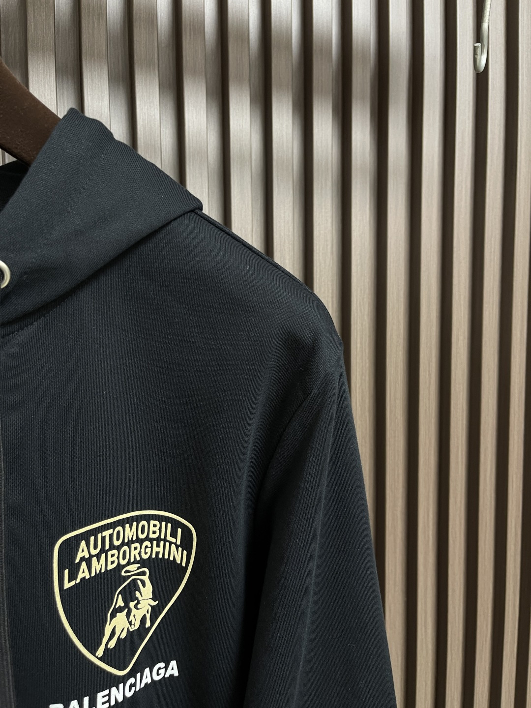 🛒🛒Balenciaga 兰博基尼联名logo标识印花拉链连帽卫衣，配置了高支数翻绒面料面料，卫衣面料高
