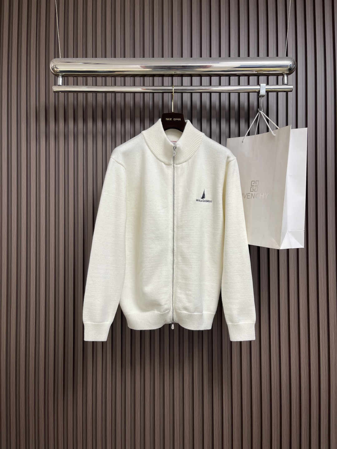 NO:546964,BrunelloCucinelliBrunello.  Cucinelli BC 2025ss autumn and winter new small turtleneck zipper knitted sweater jacket, American style classic design, basic colors can't go wrong with random matching This basic style is the key point, it looks good in single layering, beautiful and more durable, autumn and winter layering is super high-end, daily casual and versatile. Size 36-38-40-42-44 M-3XL 36=M Bust 110 shoulder width 45 Clothes 67 sleeve length 62 38=L bust 114 shoulder width 47 Clothes 69 sleeve length 63 40=XL bust 118 shoulder width 49 Clothes 71 sleeve length 64 42=2XL bust 122 shoulder width 51 Clothes 73 sleeve length 65 44=3XL bust 126 shoulder width 53 Clothes 75 sleeve length 66,,brunello  cucinelli, jackets & coats, sweaters, alexander wang19860909BrunelloCucinelli布鲁内洛．库奇内利 BC 2025ss秋冬新品小高领拉链针织毛衣外套,美式穿搭经典设计 基础色随意搭配都不会出错 这种基础款版型是重点 单穿叠穿都好看 美观的同时更经久耐穿 秋冬叠穿超高级,日常休闲百搭.尺码36-38-40-42-44 M-3XL 36=M 胸围110肩宽45 衣长67袖长62 38=L胸围114肩宽47 衣长69袖长63 40=XL 胸围118肩宽49 衣长71袖长64 42=2XL 胸围122肩宽51 衣长73袖长65 44=3XL 胸围126肩宽53 衣长75袖长66,,brunello cucinelli,jackets & coats,sweaters,alexander wang,Men's clothing