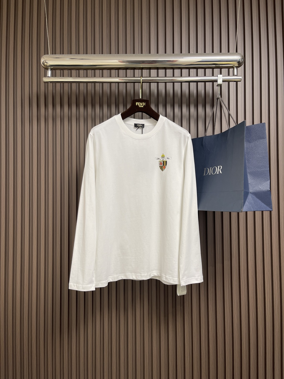 NO:546951,FENDI 2025SS Early Autumn Shield Logo Printed Round Neck Long Sleeve T-shirt, Imported Original Fabric, Top Printing Crafts Letter Pattern Logo, Unique Design, Comfortable and breathable upper body, Extremely High Class, Handsome upper body. Size S-3XL S S Bust 100 Shoulder Width 44 Clothes 68 Sleeve Long 62 M Size Bust 104 Shoulder Width 45.5 Clothes 70 Sleeve Long 63 L Size Bust 108 Shoulder Width 47 Clothes 72 Sleeve Long 64 XL Size Bust 112 Shoulder Width 48.5 Clothes 74 Sleeve Long 65 2XL Size Bust 116 Shoulder Width 50 Clothes 76 Slee Long 66 3XL Size Bust 120 Shoulder Width 51.5 Clothes 78 Slee Long 67,,fendi,tees,t-shirt,alexander wang19860909FENDI 2025SS早秋盾牌标识印花圆领长袖t恤,进口原版面料,顶级印花工艺字母图案logo,独特设计,上身舒适透气,档次极高,上身帅气十足.尺码S-3XL S码胸围100 肩宽44 衣长68袖长62 M码胸围104 肩宽45.5 衣长70袖长63 L码 胸围108 肩宽47 衣长72 袖长64 XL码 胸围112 肩宽48.5衣长74袖长65 2XL码 胸围116 肩宽50 衣长76袖长66 3XL码 胸围120 肩宽51.5衣长78袖长67,,fendi,tees，t-shirt,alexander wang,Men's clothing