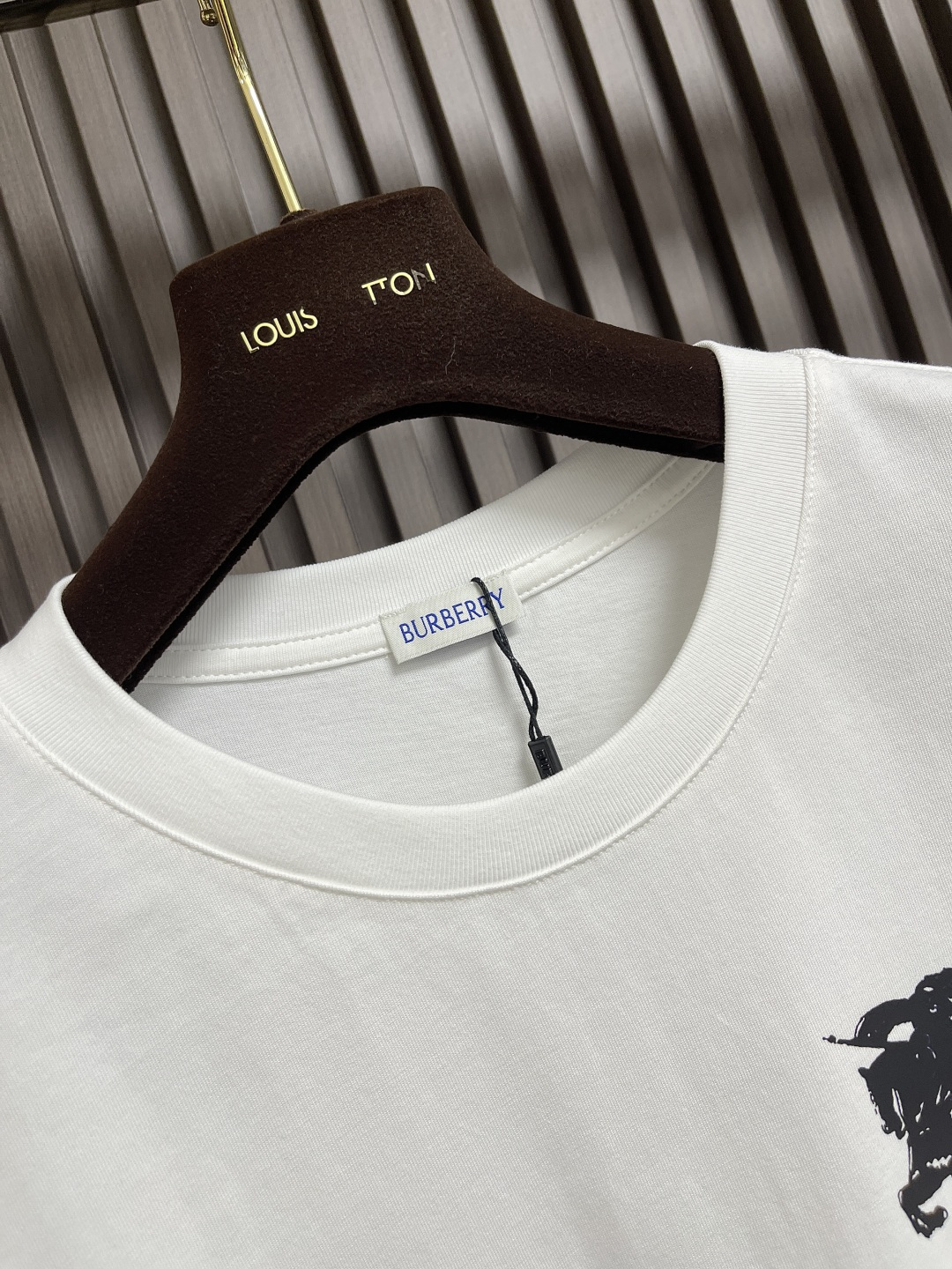 🛒🛒Burberry 2025s早秋新款长袖T恤，基础款推荐！百搭战神！胸前B家经典战马图形立体印花设计