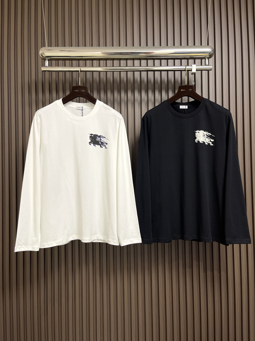 🛒🛒Burberry 2025s早秋新款长袖T恤，基础款推荐！百搭战神！胸前B家经典战马图形立体印花设计