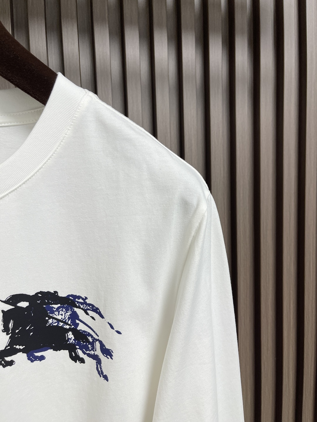 🛒🛒Burberry 2025s早秋新款长袖T恤，基础款推荐！百搭战神！胸前B家经典战马图形立体印花设计