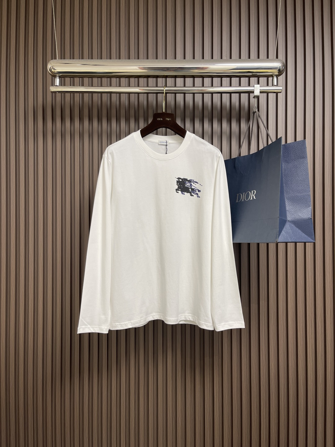 NO:546874,Burberry 2025s early autumn new long-sleeved T-shirt, basic style recommended!  A versatile God of War!  Classic war horse graphic three-dimensional printing design on the chest.  Three-dimensional matching of letter logo.  Excellent texture and breathable.  It's unforgettable!  Customized high-quality 40 300g pure cotton fabric.  Comfortable and soft ~ a must-have item for single outfits!  Size S-3XL S size bust 100 Shoulder width 44 Clothes length 68 sleeves 62 M size bust 104 Shoulder width 45.5 Clothes length 70 sleeves 63 L size bust 108 Shoulder width 47 Clothes length 72 Sleeve length 64 XL size bust 112 Shoulder width 48.5 Clothes length 74 sleeves 65 2XL size bust 116 Shoulder width 50 Clothes length 76 sleeves 66 3XL size bust 120 Shoulder width 51.5 Clothes length 78 sleeves 67,,burberry,tees,t-shirt,alexander wang19860909Burberry 2025s早秋新款长袖T恤,基础款推荐！百搭战神！胸前B家经典战马图形立体印花设计．字母logo立体搭配．质感极好舒适又透气．让人过目难忘！订制优质40支300g纯棉面料．舒适柔软～单穿搭配必备单品！尺码S-3XL S码胸围100 肩宽44 衣长68袖长62 M码胸围104 肩宽45.5 衣长70袖长63 L码 胸围108 肩宽47 衣长72 袖长64 XL码 胸围112 肩宽48.5衣长74袖长65 2XL码 胸围116 肩宽50 衣长76袖长66 3XL码 胸围120 肩宽51.5衣长78袖长67,,burberry,tees，t-shirt,alexander wang,Men's clothing