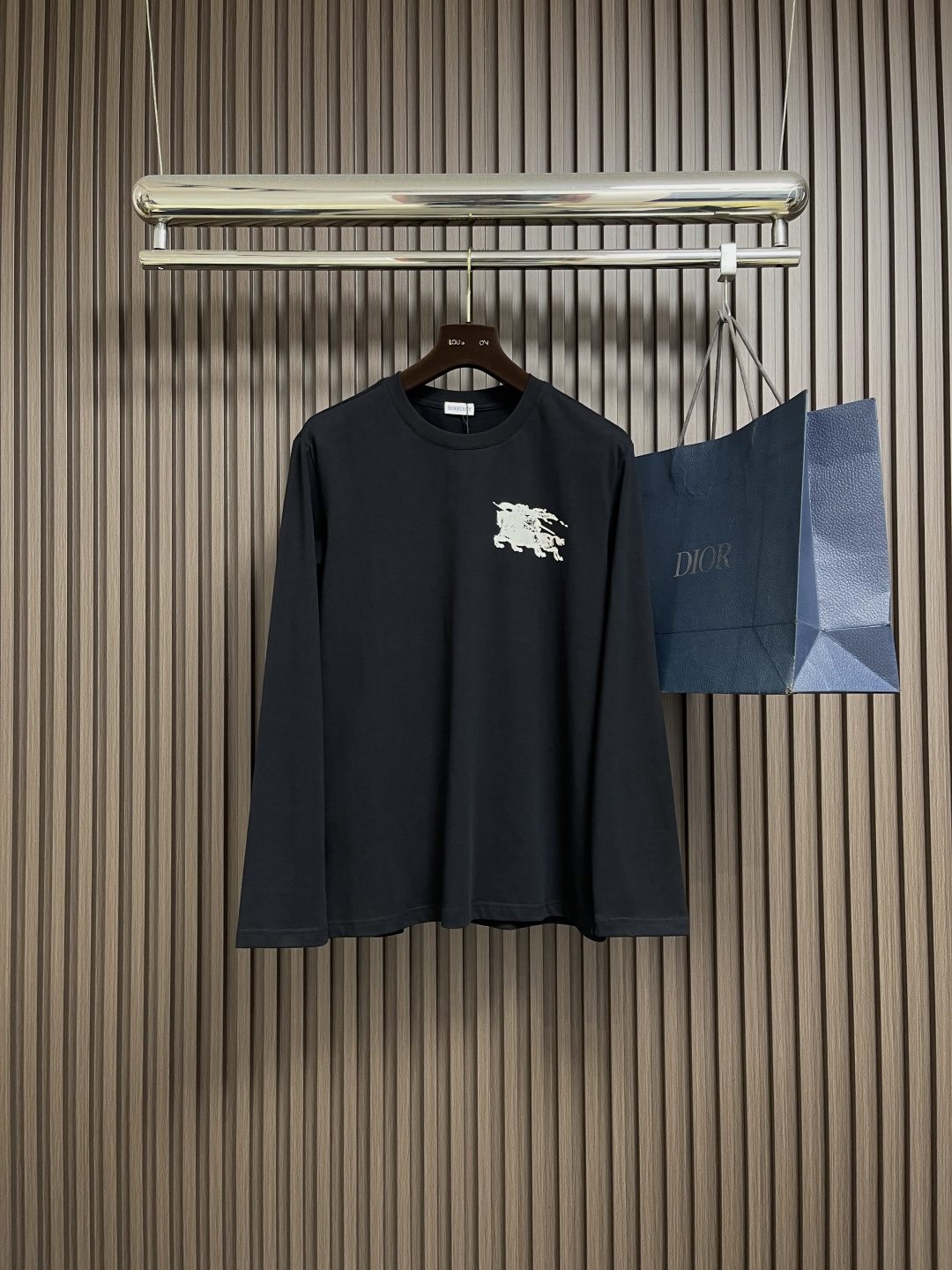 🛒🛒Burberry 2025s早秋新款长袖T恤，基础款推荐！百搭战神！胸前B家经典战马图形立体印花设计