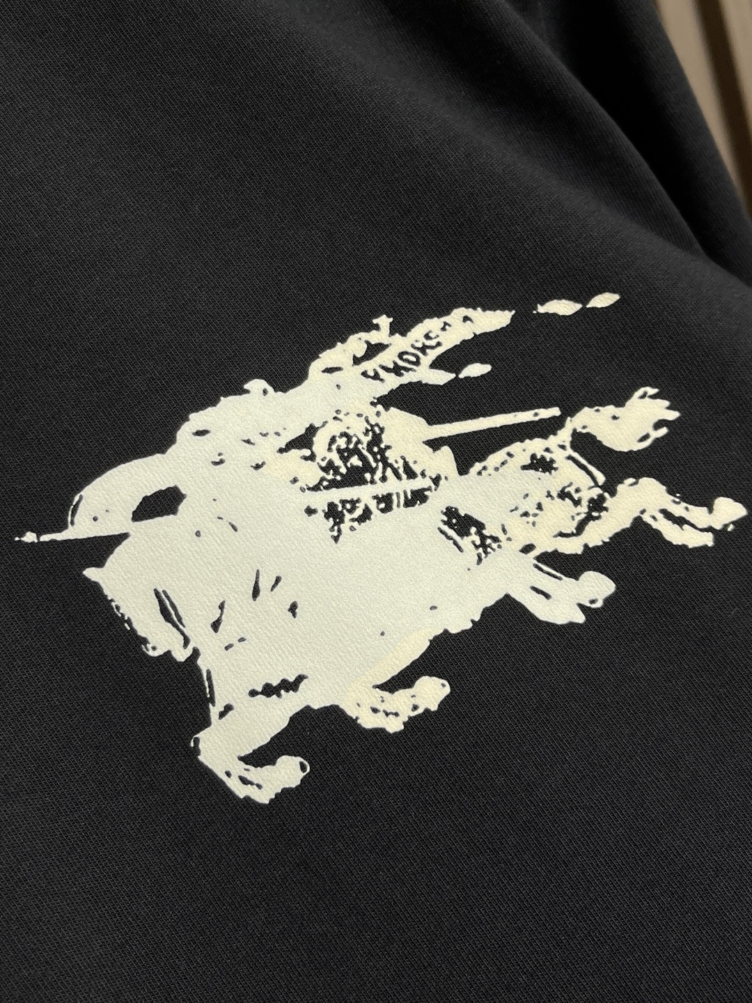 🛒🛒Burberry 2025s早秋新款长袖T恤，基础款推荐！百搭战神！胸前B家经典战马图形立体印花设计