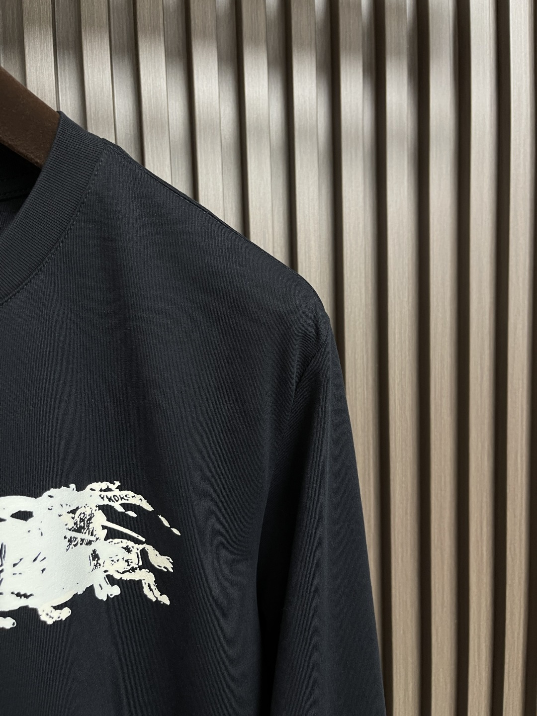 🛒🛒Burberry 2025s早秋新款长袖T恤，基础款推荐！百搭战神！胸前B家经典战马图形立体印花设计