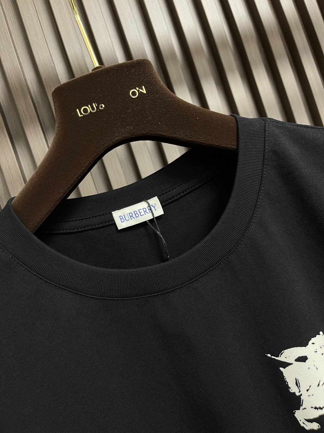 🛒🛒Burberry 2025s早秋新款长袖T恤，基础款推荐！百搭战神！胸前B家经典战马图形立体印花设计