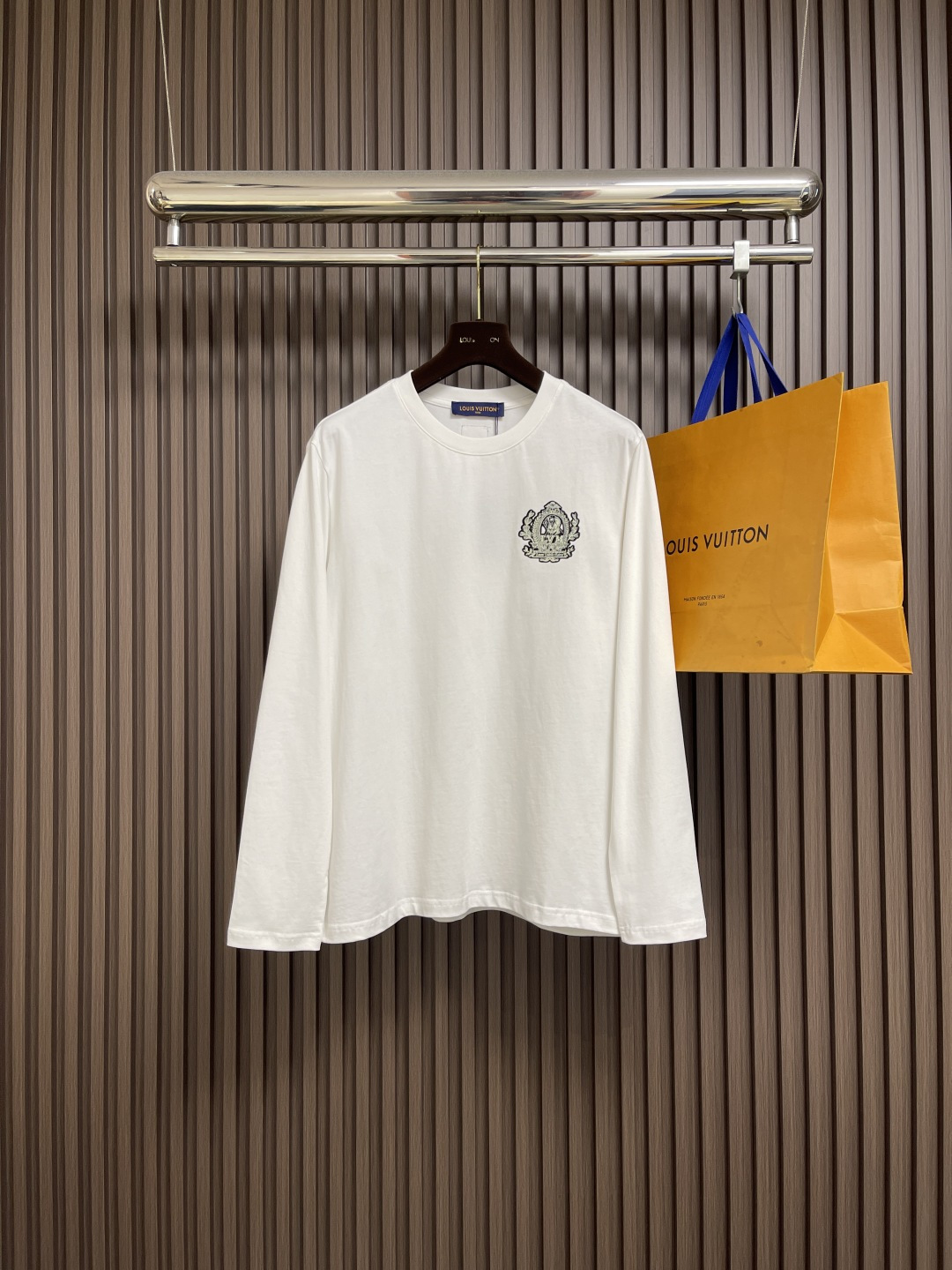 NO:546892,LV 2025SS early autumn new embroidered logo long-sleeved T-shirt, the fabric is made of 26s double yarn surface and 10s fish scale bottom fabric, paired with 380g ribs and 21s double yarn pull-up frame, not only ensures the texture and warmth of the clothes, but also demonstrates the quality in the details. The front vuitton three-dimensional embroidery process is exquisite, adding a touch of bright color to the simple design. Size S-3XL S size bust 100 Shoulder width 44 Sleeves 68 Sleeves 62 Size M size bust 104 Shoulder width 45.5 Sleeves 70 Sleeves 63 Size L Size Bust 108 Shoulder width 47 Sleeves 72 Sleeves 64 XL size bust 112 Shoulder width 48.5 Sleeves 74 Sleeves 65 2XL size bust 116 Shoulder width 50 Sleeves 76 Sleeves 66 3XL size bust 120  Shoulder width 51.5 clothes 78 sleeves 67, louis vuitton,tees, t-shirt,alexander wang19860909LV 2025SS早秋新款刺绣logo长袖T恤,面料采用26s双纱面和10s鱼鳞底面料,搭配380g罗纹与21s双纱拉架,不仅确保了衣物的质感与保暖性,更在细节处彰显品质,正面的vuitton立体刺绣工艺精细,为简约设计增添了一抹亮色.尺码S-3XL S码胸围100 肩宽44 衣长68袖长62 M码胸围104 肩宽45.5 衣长70袖长63 L码 胸围108 肩宽47 衣长72 袖长64 XL码 胸围112 肩宽48.5衣长74袖长65 2XL码 胸围116 肩宽50 衣长76袖长66 3XL码 胸围120 肩宽51.5衣长78袖长67,,louis vuitton,tees，t-shirt,alexander wang,Men's clothing