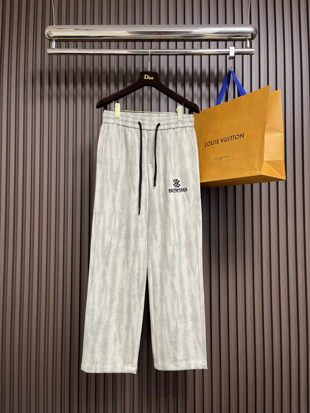 NO:546879,Balenciaga 2025SS early autumn new straight-leg casual sleeves, simple and fashionable new custom fabrics, comfortable to wear, low-key and luxurious, fashionable and high-end design, no need to say much about the trouser style and cutting, the upper body is exquisite and vivid.  True first-class quality, truly palace-level elastic waist straight-leg pants, excellent quality, heavy washing makes them very soft!  Not picky about people, the upper body is absolutely stylish and extremely luxurious. Size M-3XL, balenciaga, alexander wang19860909Balenciaga 2025SS早秋新款直筒休闲卫裤,简约时尚新款定制面料,身穿手感舒适 低调不失奢华 设计时尚高端 裤型款式和裁剪亦无需多言 上身精致跃然．真正一等一顶级质料 真正殿堂级的松紧腰直筒裤,品质卓然,经过重水洗使得很柔软！不挑人 上身绝对的有型 极度奢华.尺码M-3XL,,balenciaga,alexander wang,Men's clothing