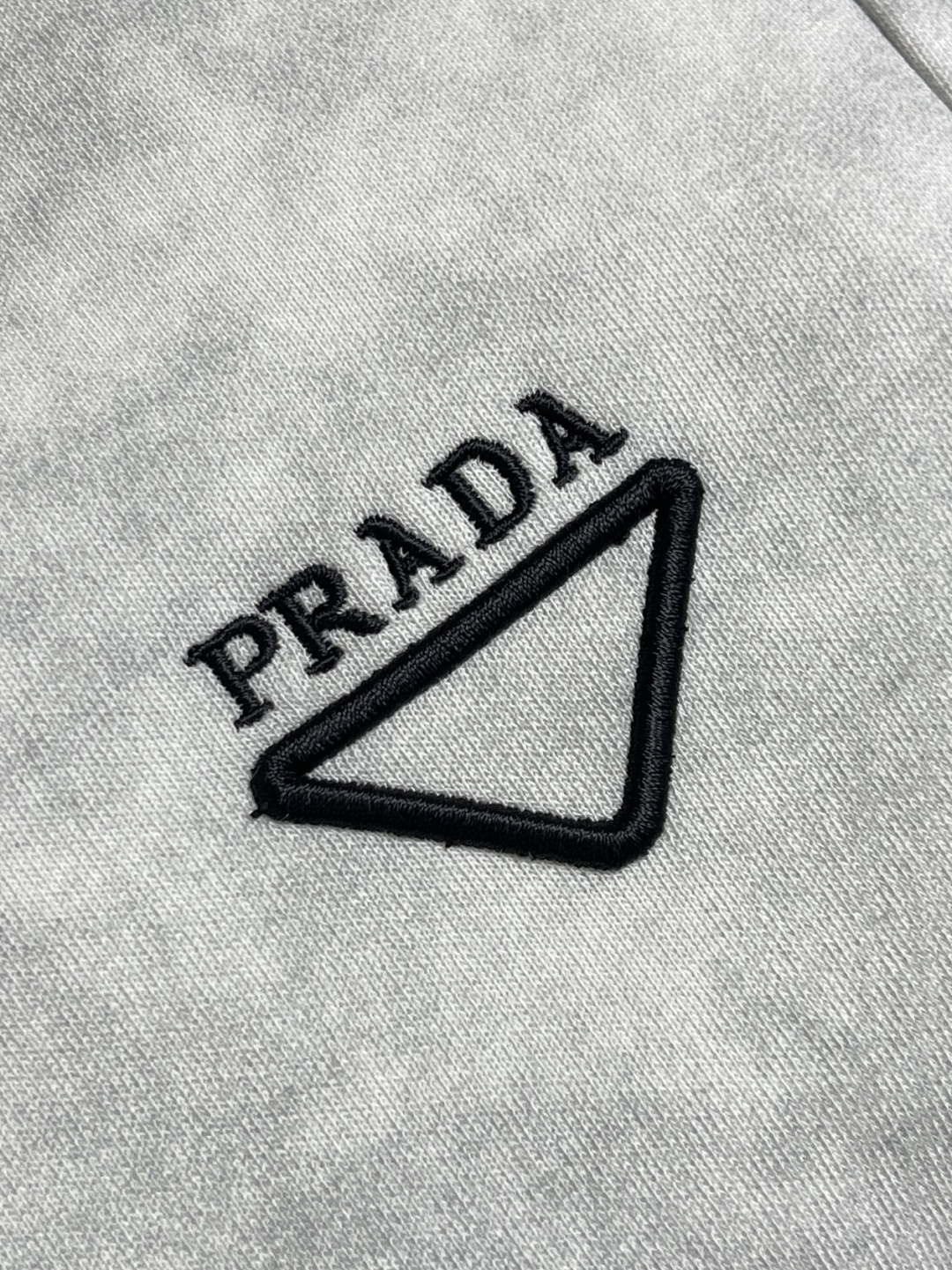 🛒🛒Prada 早秋新品直筒卫裤，面料无敌，型款设计都无可挑剔的百搭款卫裤，户外运动都美的简约休闲，五金