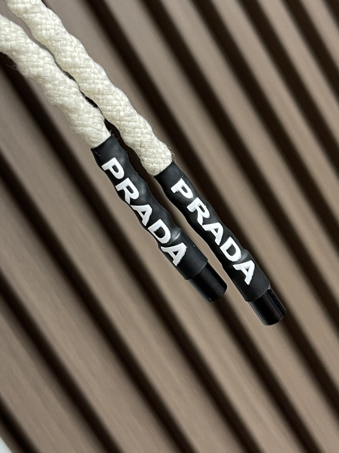 🛒🛒Prada 早秋新品直筒卫裤，面料无敌，型款设计都无可挑剔的百搭款卫裤，户外运动都美的简约休闲，五金