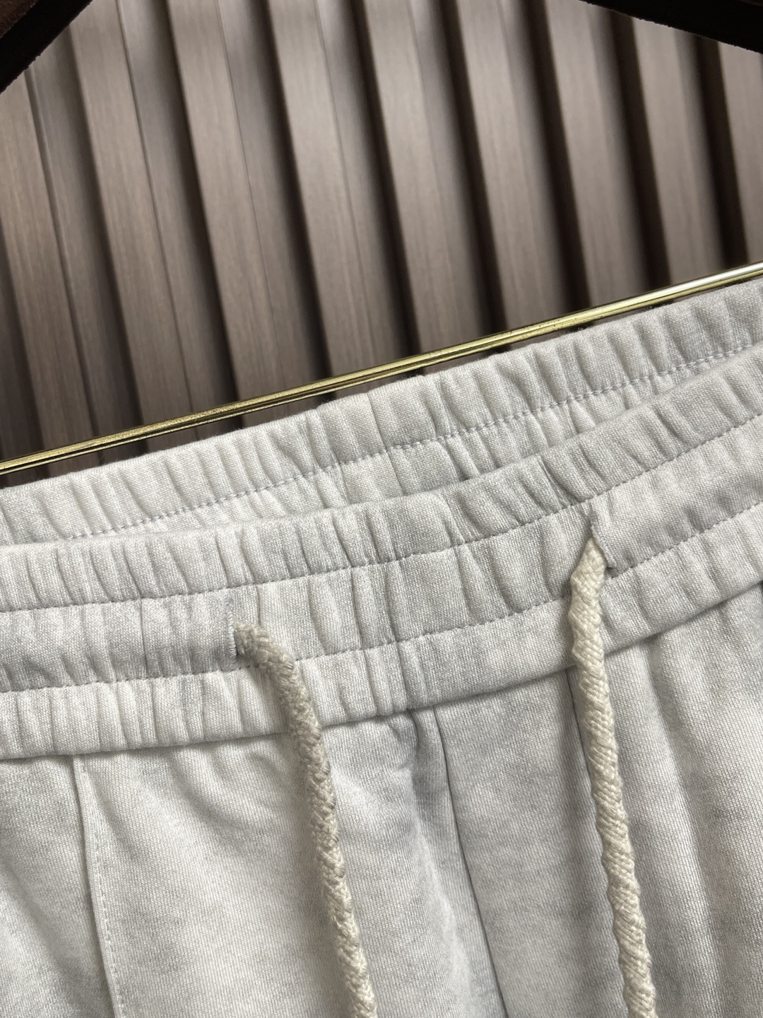 🛒🛒Prada 早秋新品直筒卫裤，面料无敌，型款设计都无可挑剔的百搭款卫裤，户外运动都美的简约休闲，五金