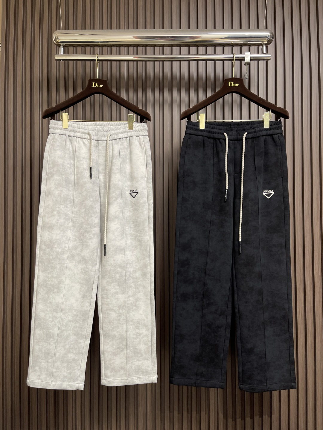 🛒🛒Prada 早秋新品直筒卫裤，面料无敌，型款设计都无可挑剔的百搭款卫裤，户外运动都美的简约休闲，五金