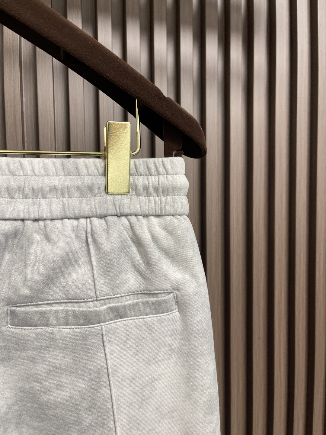 🛒🛒Prada 早秋新品直筒卫裤，面料无敌，型款设计都无可挑剔的百搭款卫裤，户外运动都美的简约休闲，五金