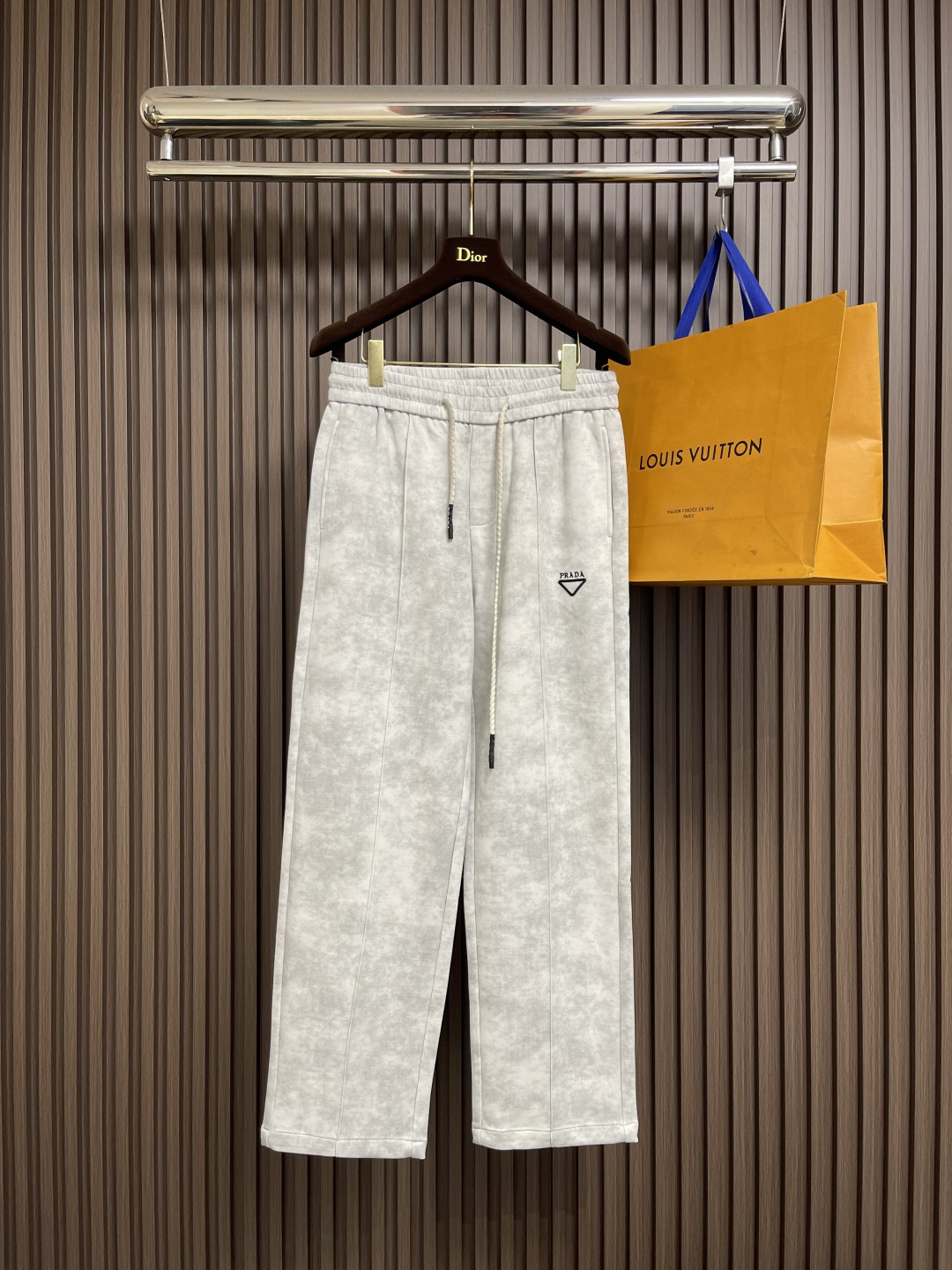 NO:546883,Prada's new straight-leg sweatpants in early autumn, with invincible fabrics and impeccable versatile styles and designs. Outdoor sports are beautiful and simple and casual, hardware and accessories are top-notch with good details, beautiful texture, and very stylish and practical. Size M-3XL, prada, alexander wang19860909Prada 早秋新品直筒卫裤,面料无敌,型款设计都无可挑剔的百搭款卫裤,户外运动都美的简约休闲,五金辅料都是顶配细节好,质感美,十分有格调实实在在的份量.尺码M-3XL,,prada,alexander wang,Men's clothing