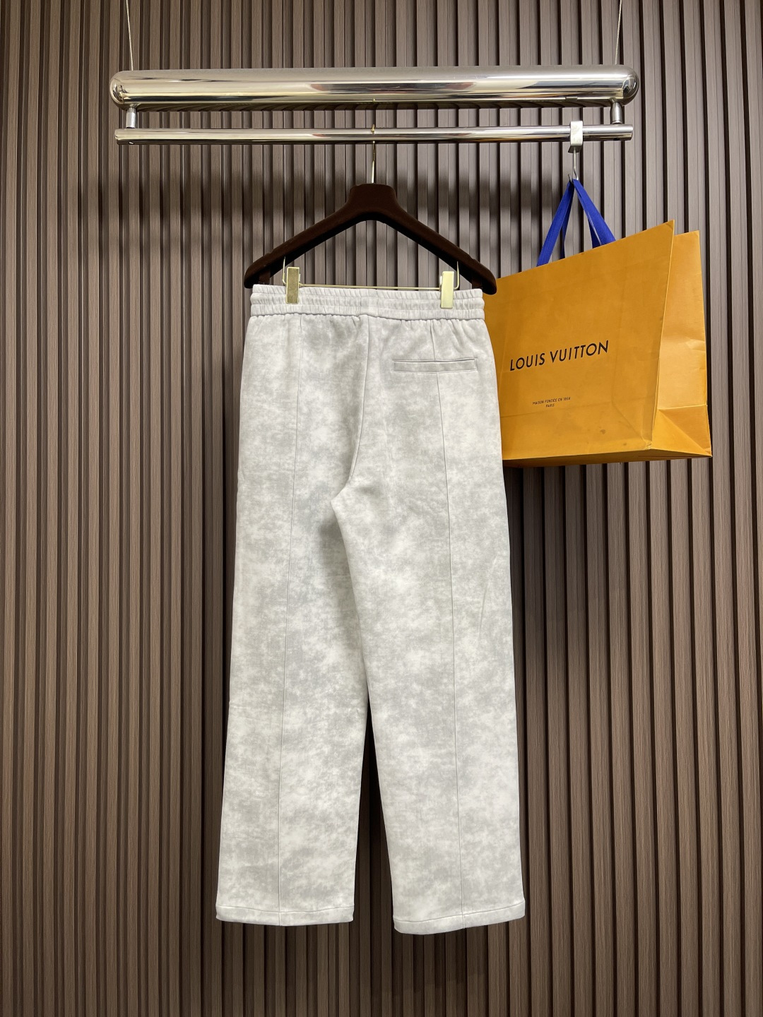 🛒🛒Prada 早秋新品直筒卫裤，面料无敌，型款设计都无可挑剔的百搭款卫裤，户外运动都美的简约休闲，五金