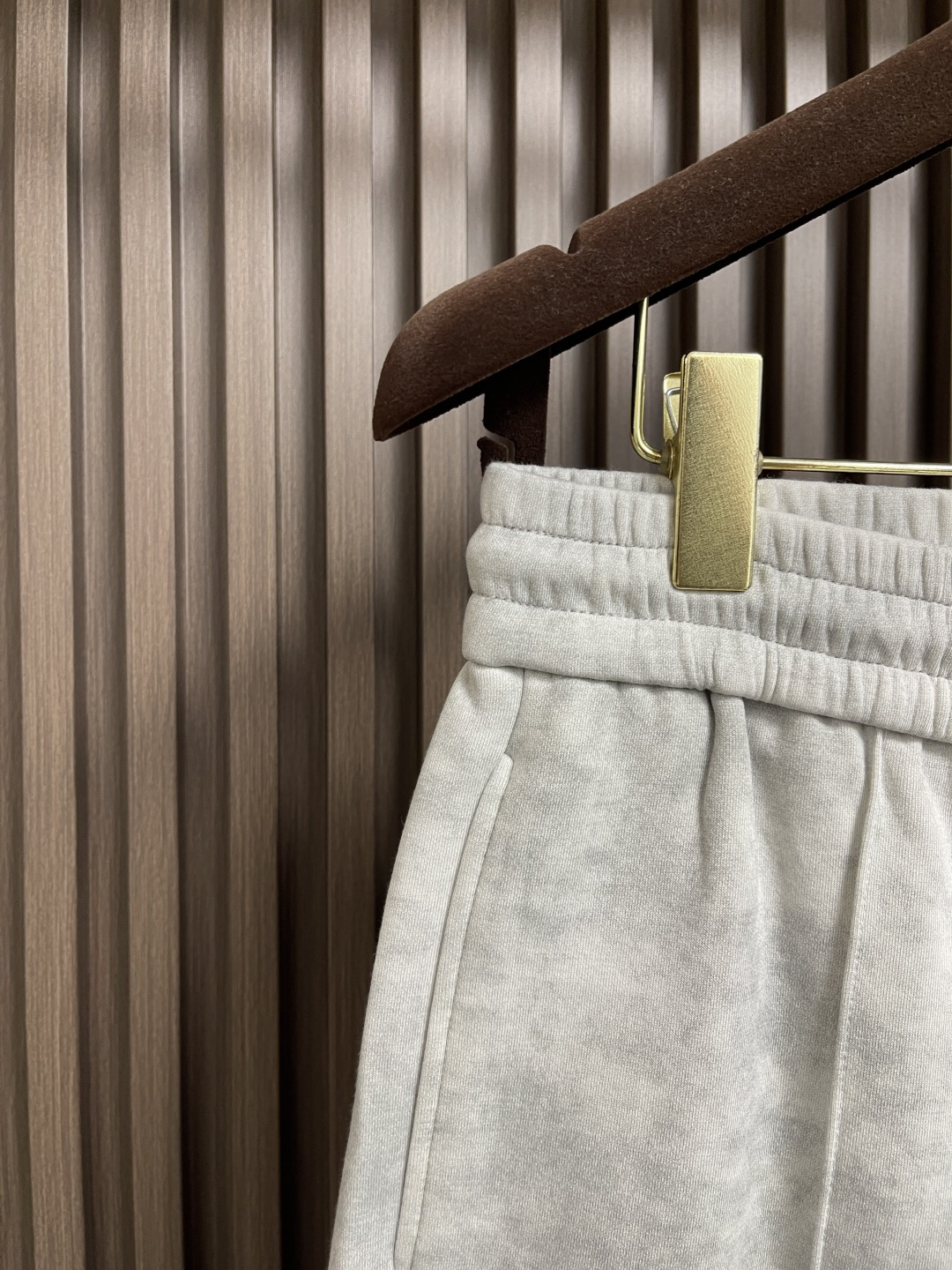 🛒🛒Prada 早秋新品直筒卫裤，面料无敌，型款设计都无可挑剔的百搭款卫裤，户外运动都美的简约休闲，五金