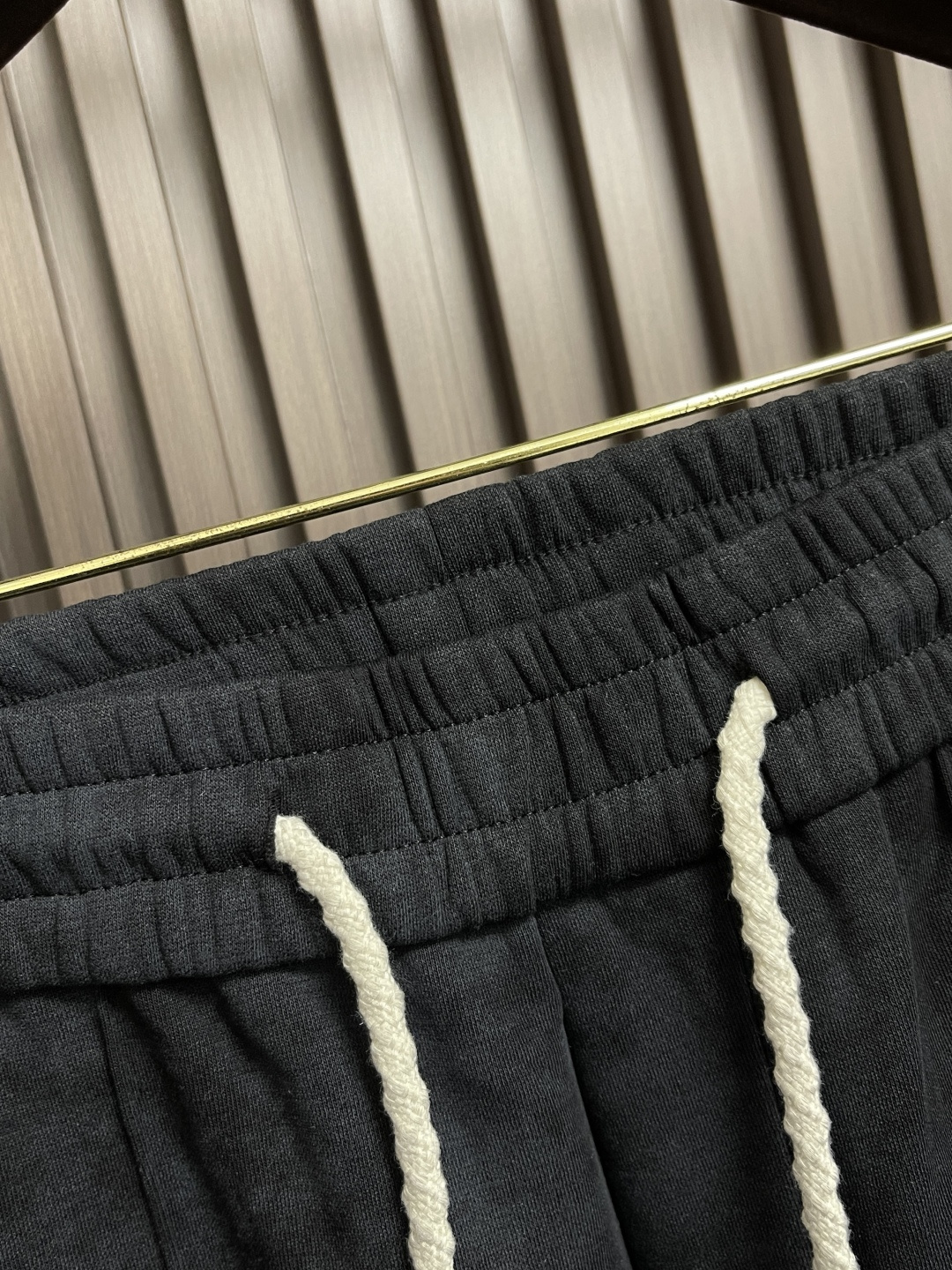 🛒🛒Prada 早秋新品直筒卫裤，面料无敌，型款设计都无可挑剔的百搭款卫裤，户外运动都美的简约休闲，五金