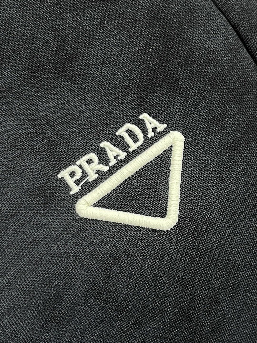 🛒🛒Prada 早秋新品直筒卫裤，面料无敌，型款设计都无可挑剔的百搭款卫裤，户外运动都美的简约休闲，五金