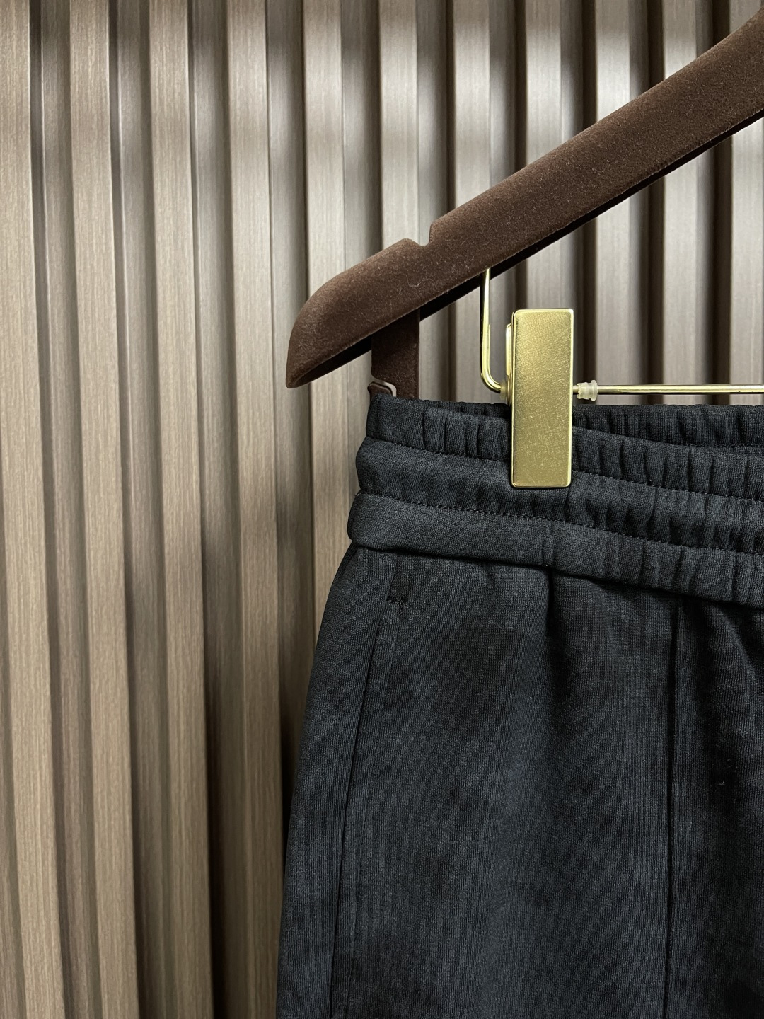 🛒🛒Prada 早秋新品直筒卫裤，面料无敌，型款设计都无可挑剔的百搭款卫裤，户外运动都美的简约休闲，五金