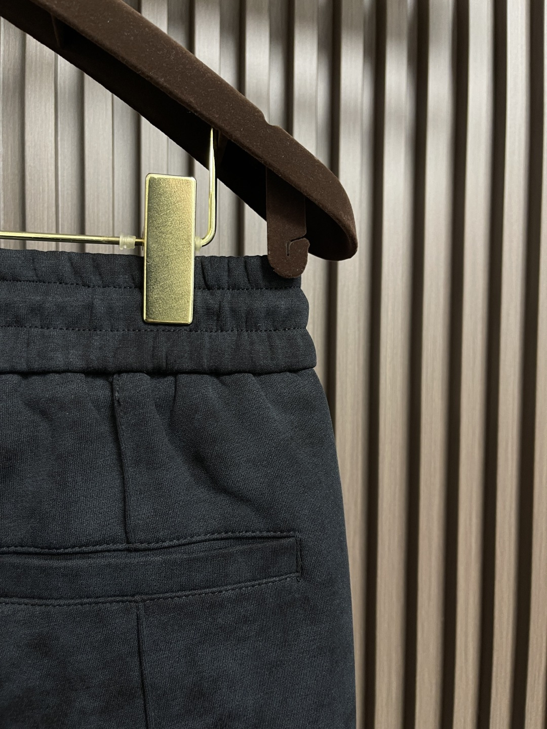 🛒🛒Prada 早秋新品直筒卫裤，面料无敌，型款设计都无可挑剔的百搭款卫裤，户外运动都美的简约休闲，五金