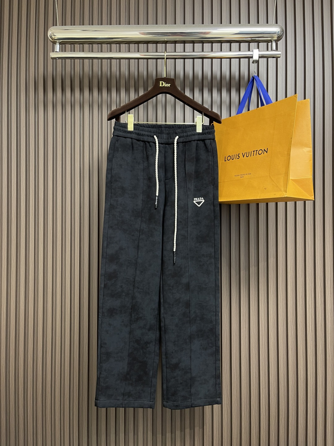 🛒🛒Prada 早秋新品直筒卫裤，面料无敌，型款设计都无可挑剔的百搭款卫裤，户外运动都美的简约休闲，五金