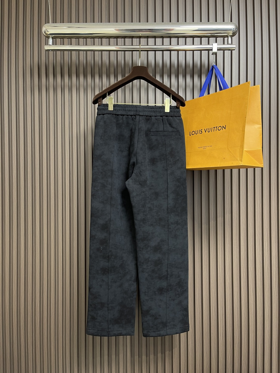 🛒🛒Prada 早秋新品直筒卫裤，面料无敌，型款设计都无可挑剔的百搭款卫裤，户外运动都美的简约休闲，五金