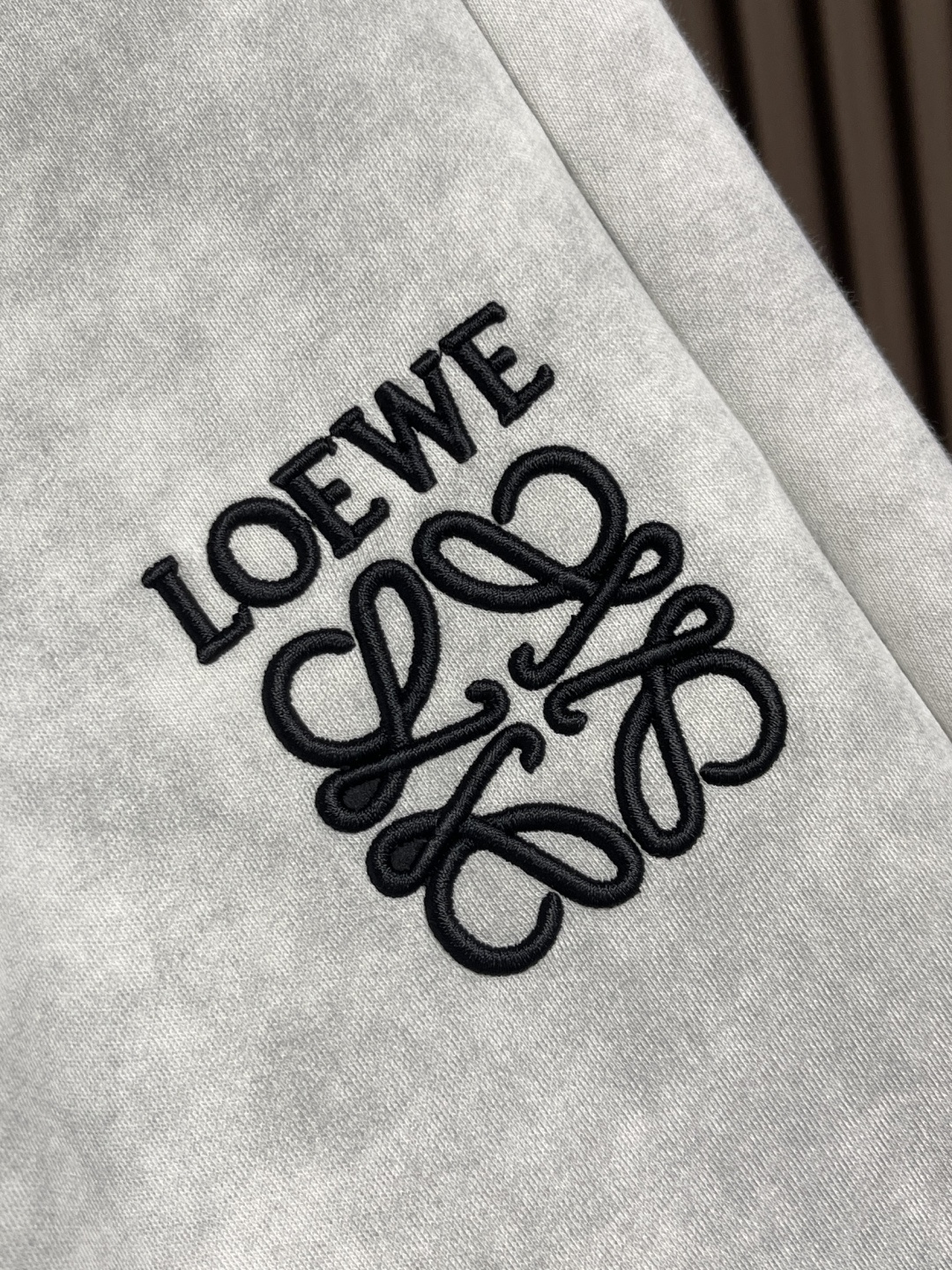 🛒🛒LOEWE 罗意威刺绣直筒长裤，成衣洗水后克重约420克，质感厚实挺括耐磨且具复古韵味；3D立体刺绣