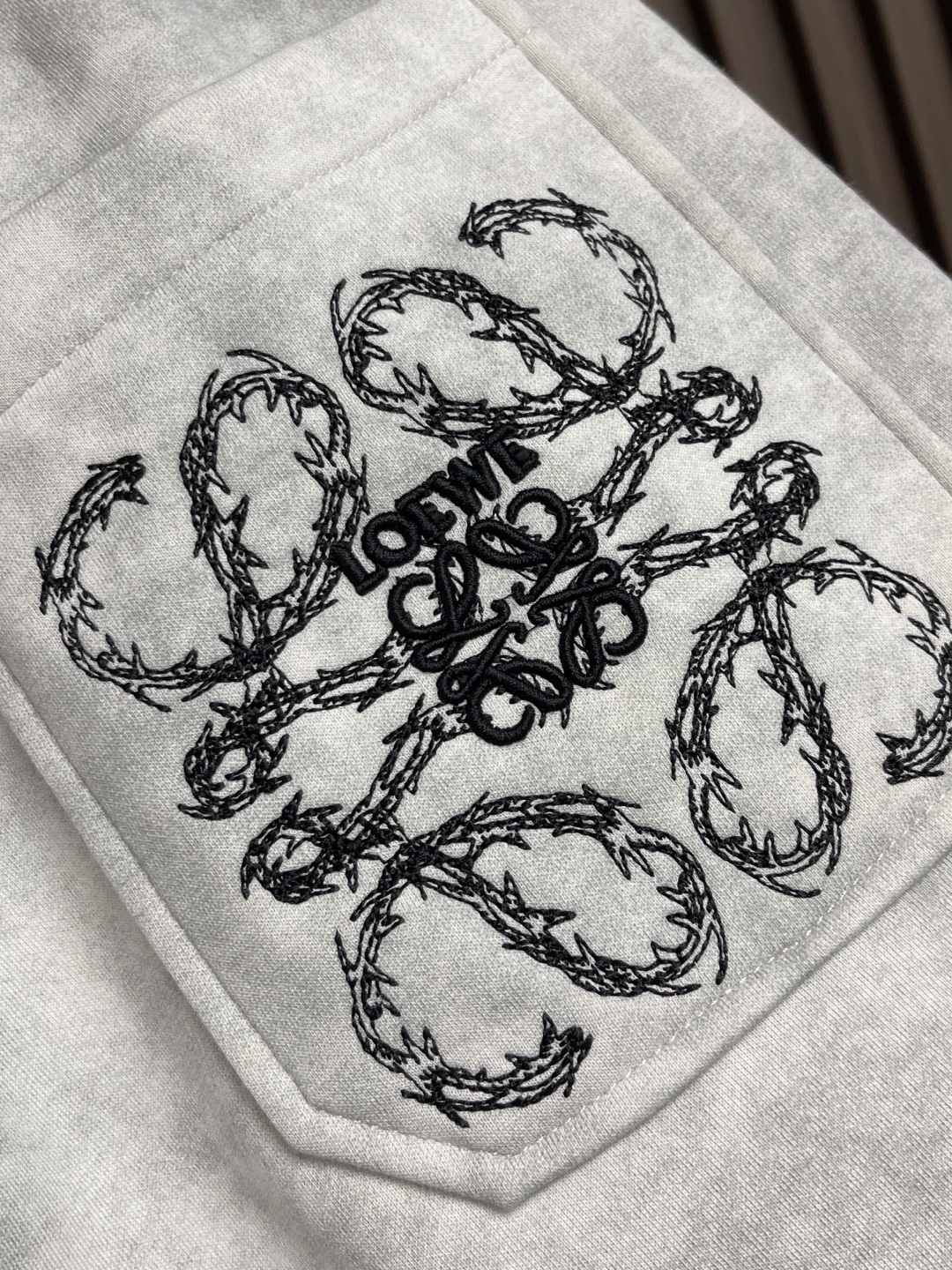 🛒🛒LOEWE 罗意威刺绣直筒长裤，成衣洗水后克重约420克，质感厚实挺括耐磨且具复古韵味；3D立体刺绣